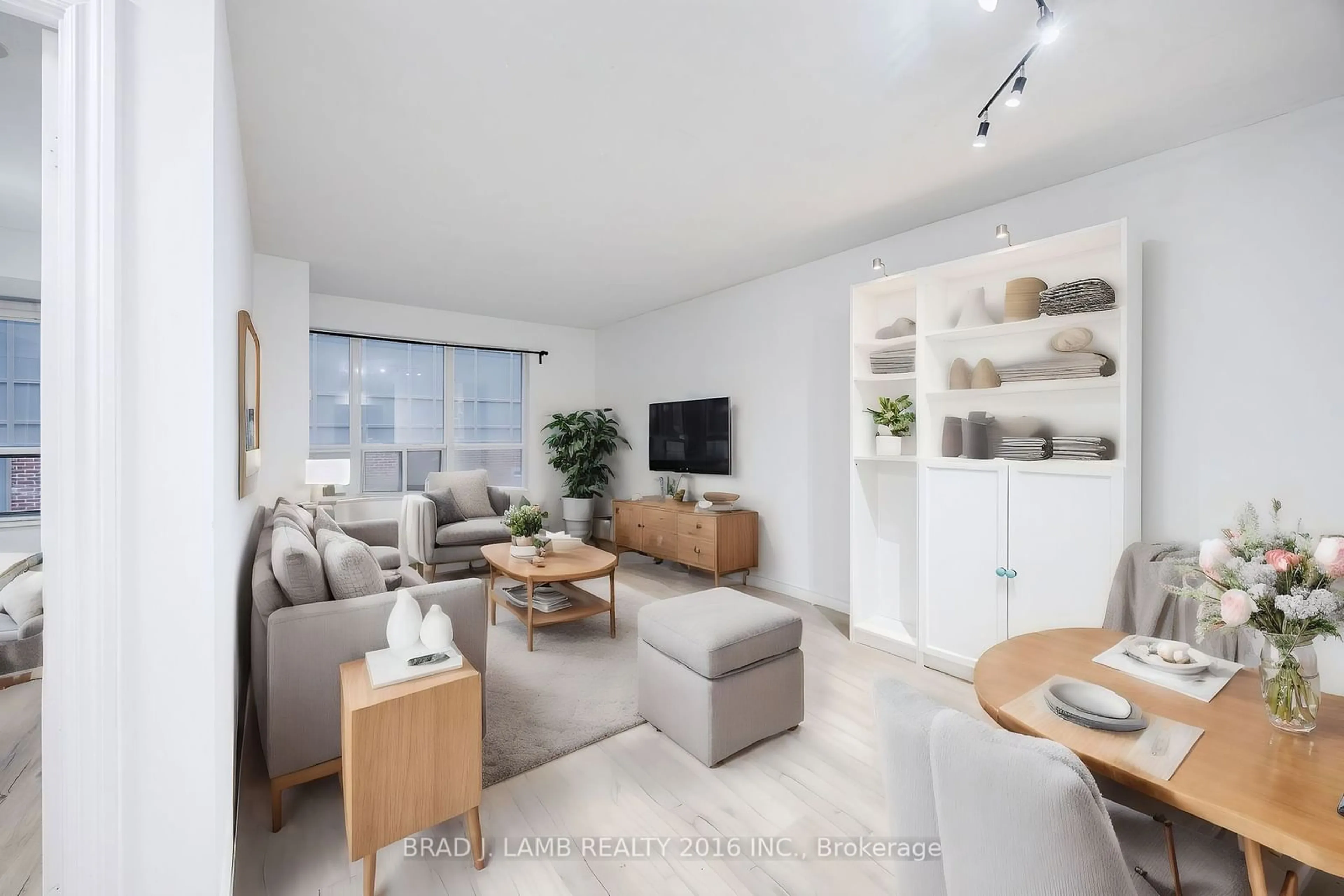 Living room for 270 Wellington St #305, Toronto Ontario M5V 3P5