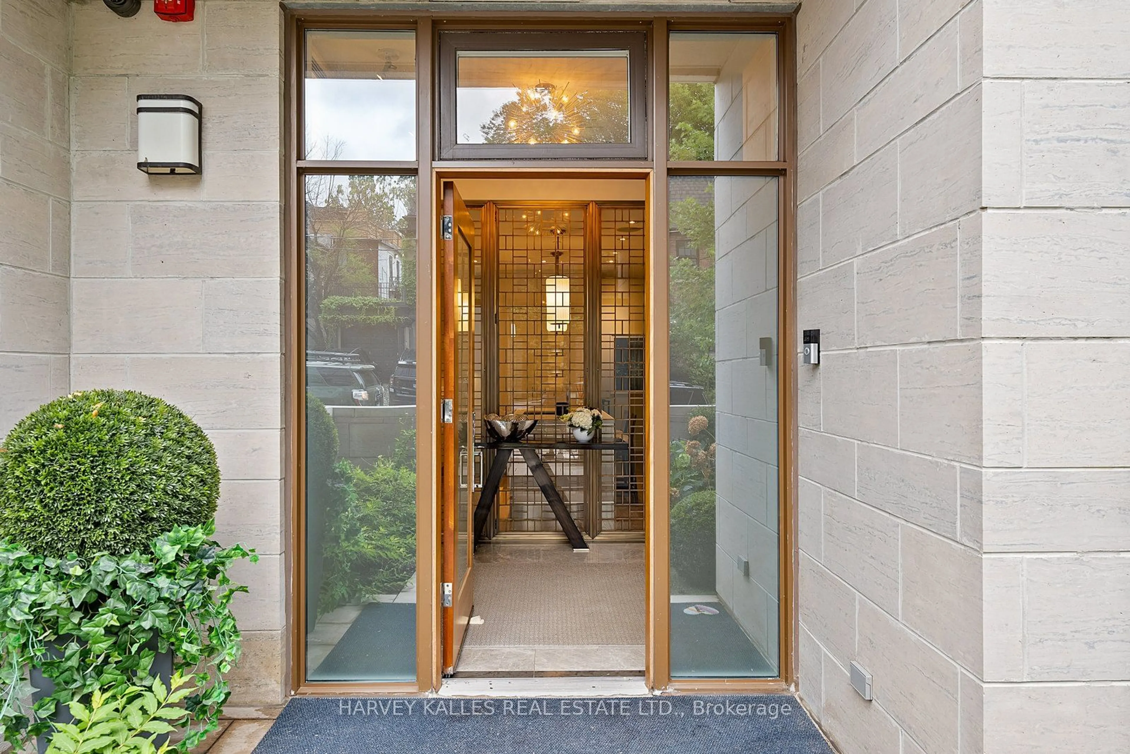 Indoor entryway for 127 Pears Ave #TH1, Toronto Ontario M5R 1T3