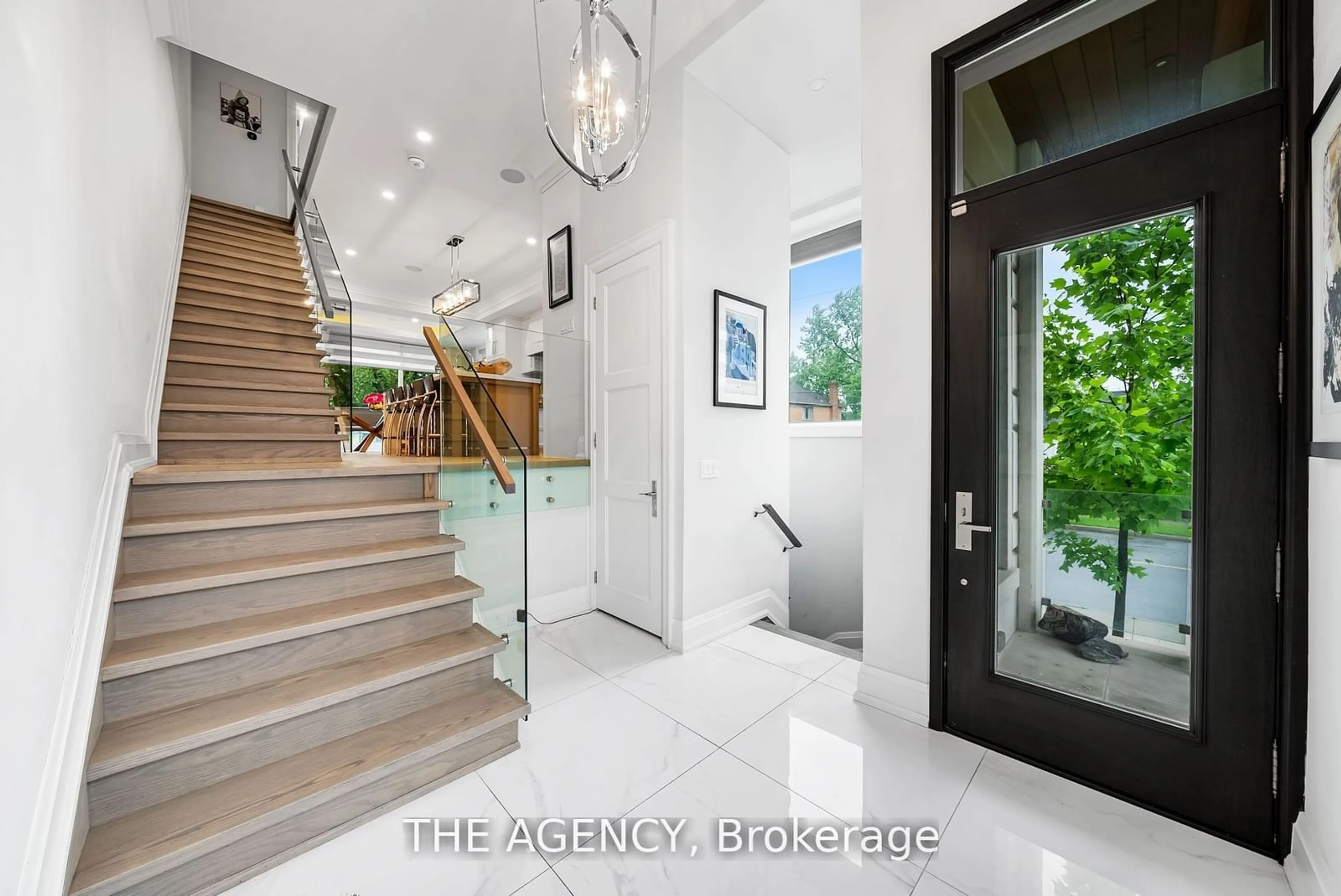 Indoor entryway for 3062 Bayview Ave, Toronto Ontario M2M 3R7