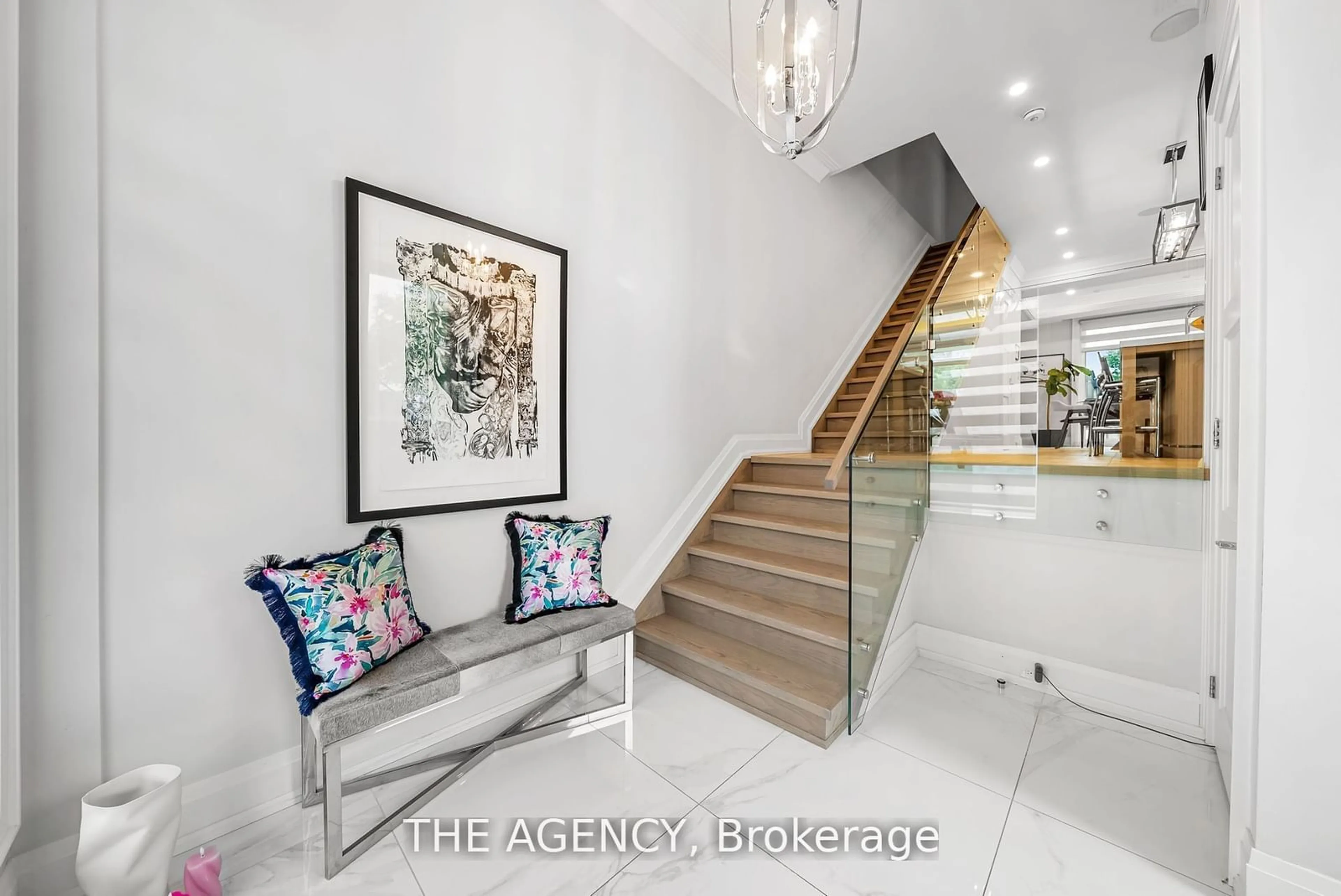 Indoor foyer for 3062 Bayview Ave, Toronto Ontario M2M 3R7