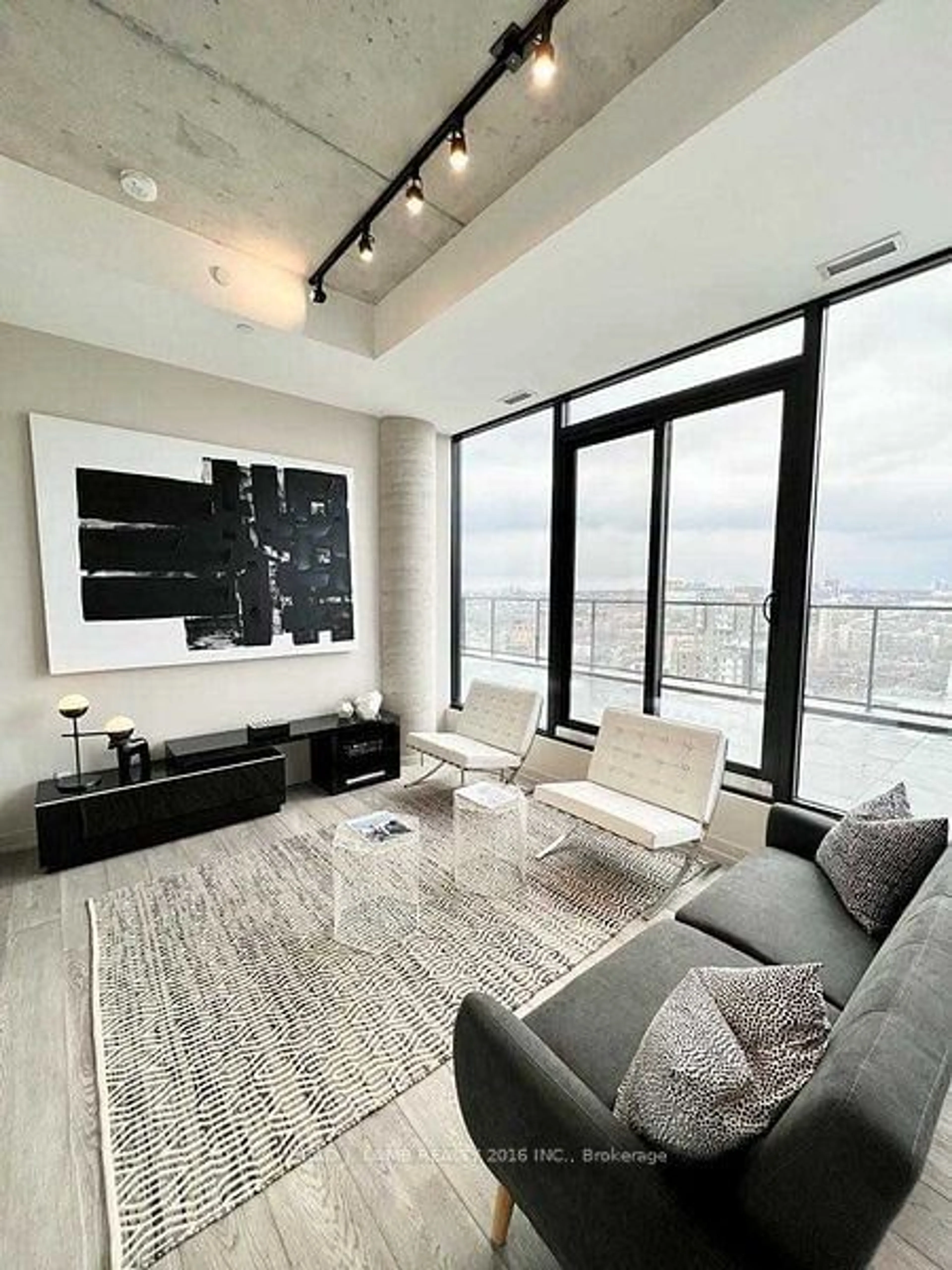 Living room for 458 Richmond St #1701, Toronto Ontario M5V 0S9