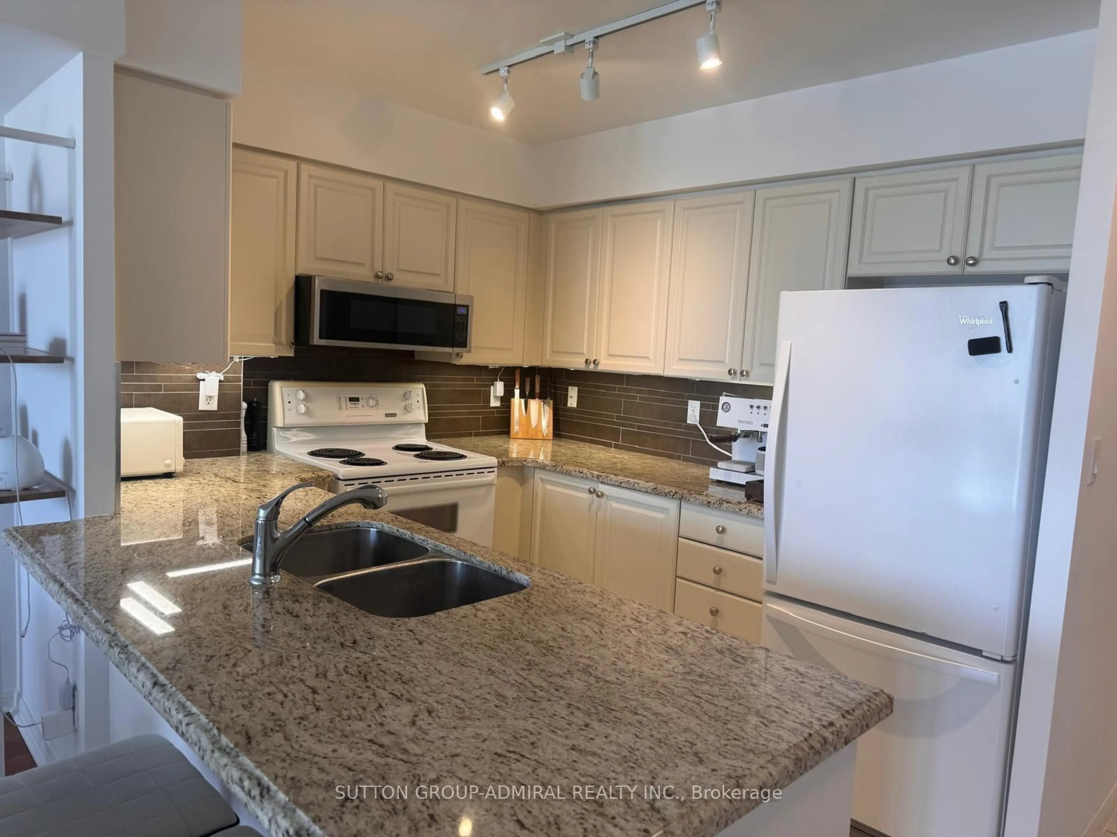 Standard kitchen for 260 Merton St #907, Toronto Ontario M4S 3G2