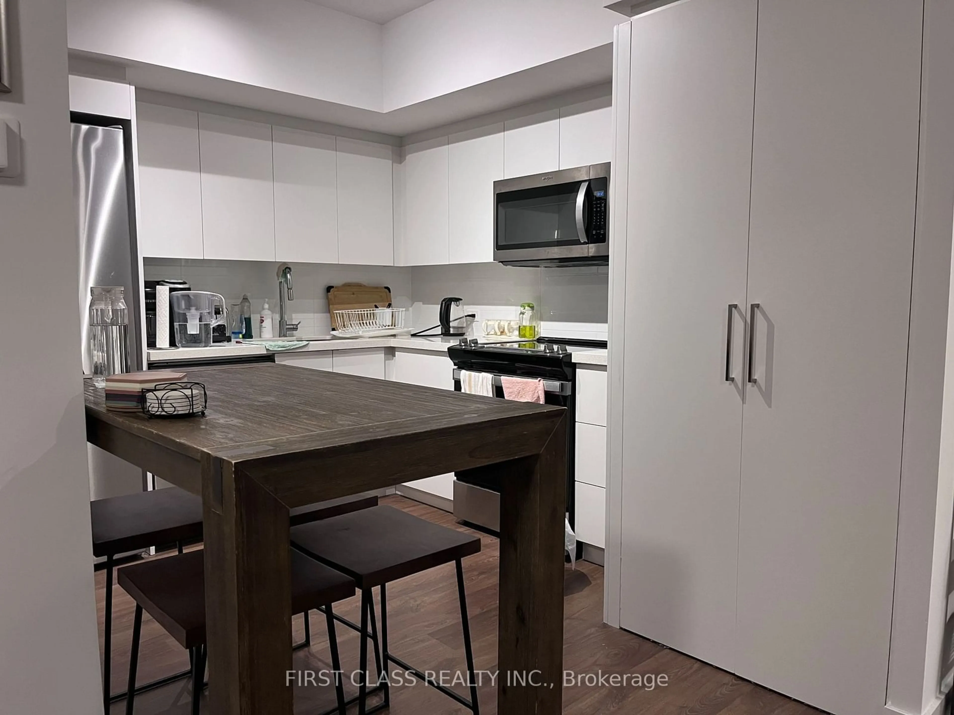 Standard kitchen for 30 Tretti Way #1019, Toronto Ontario M3H 0E3