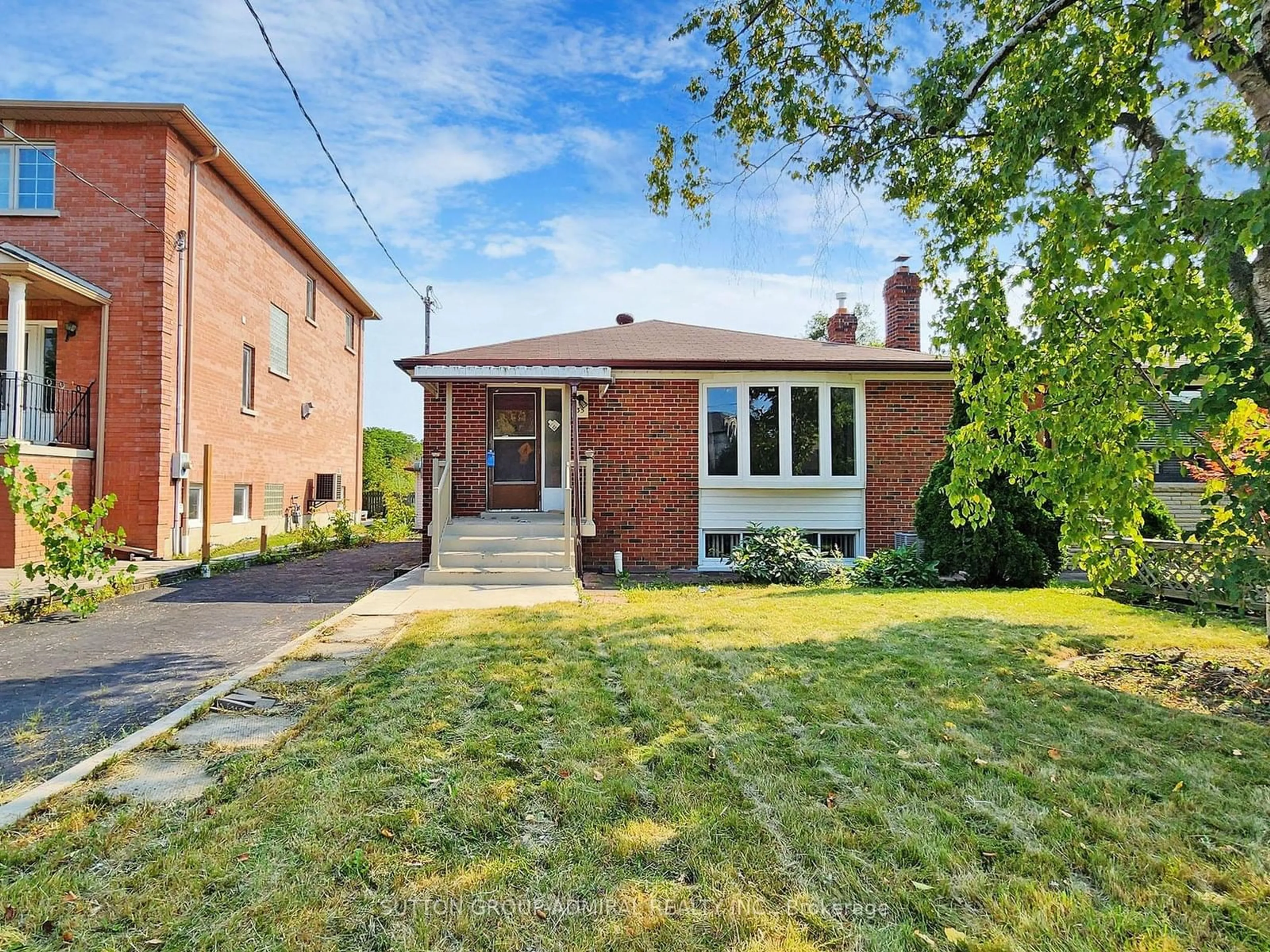 Home with brick exterior material for 35 Farrell Ave, Toronto Ontario M2R 1C7