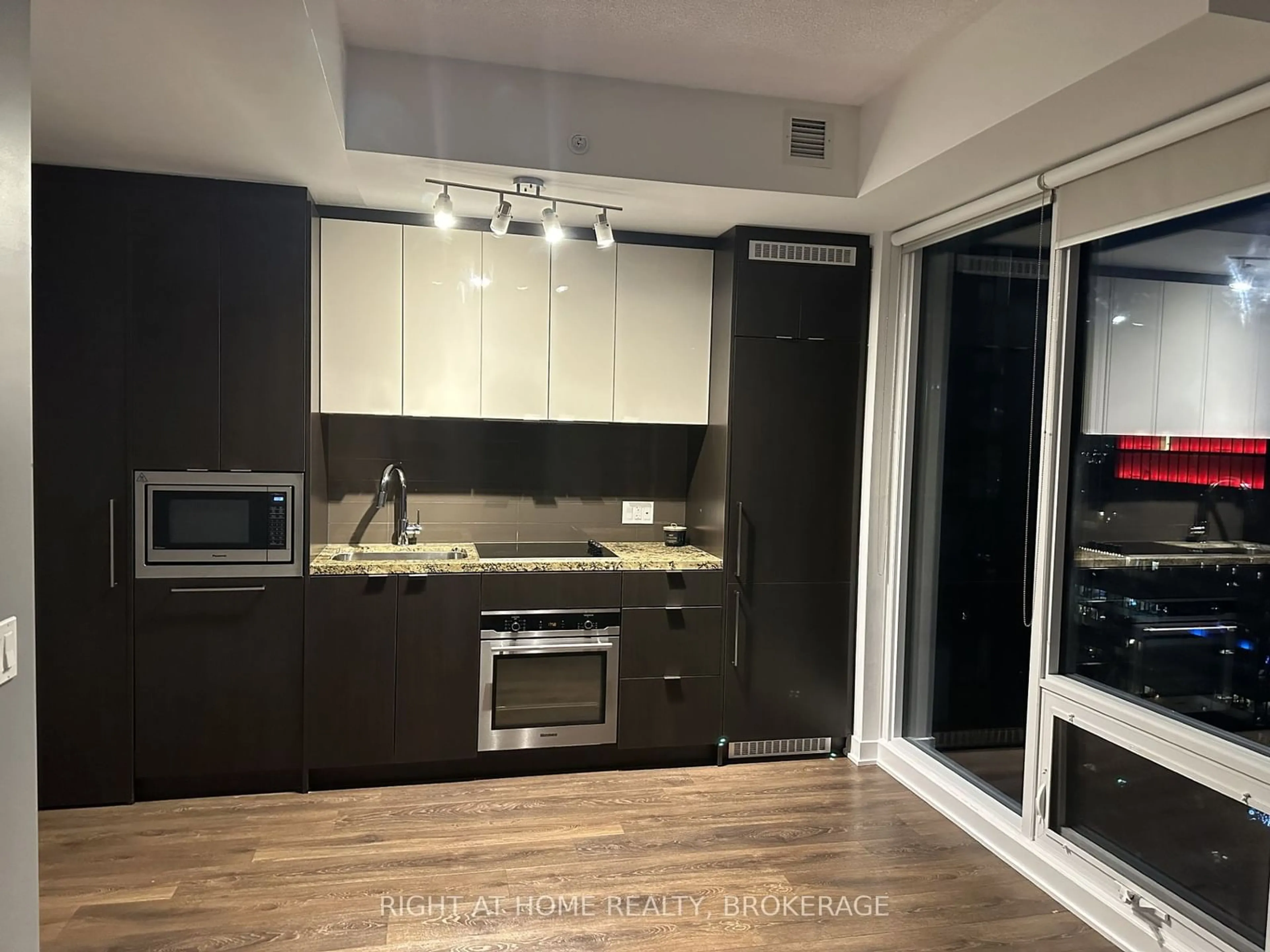 Standard kitchen for 115 Blue Jays Way #4211, Toronto Ontario M5V 0N4