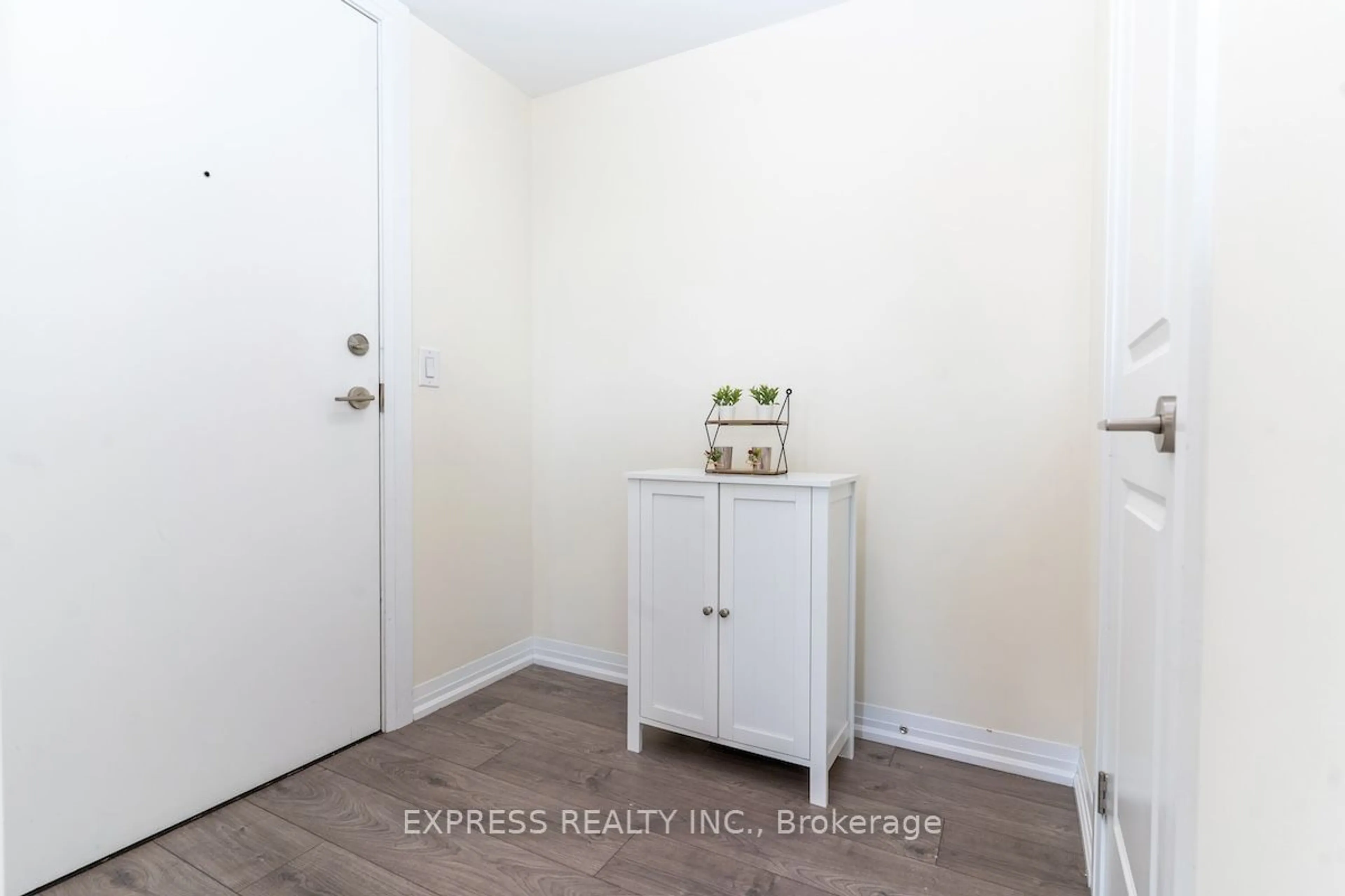 Indoor entryway for 741 Sheppard Ave #603, Toronto Ontario M3H 0C9