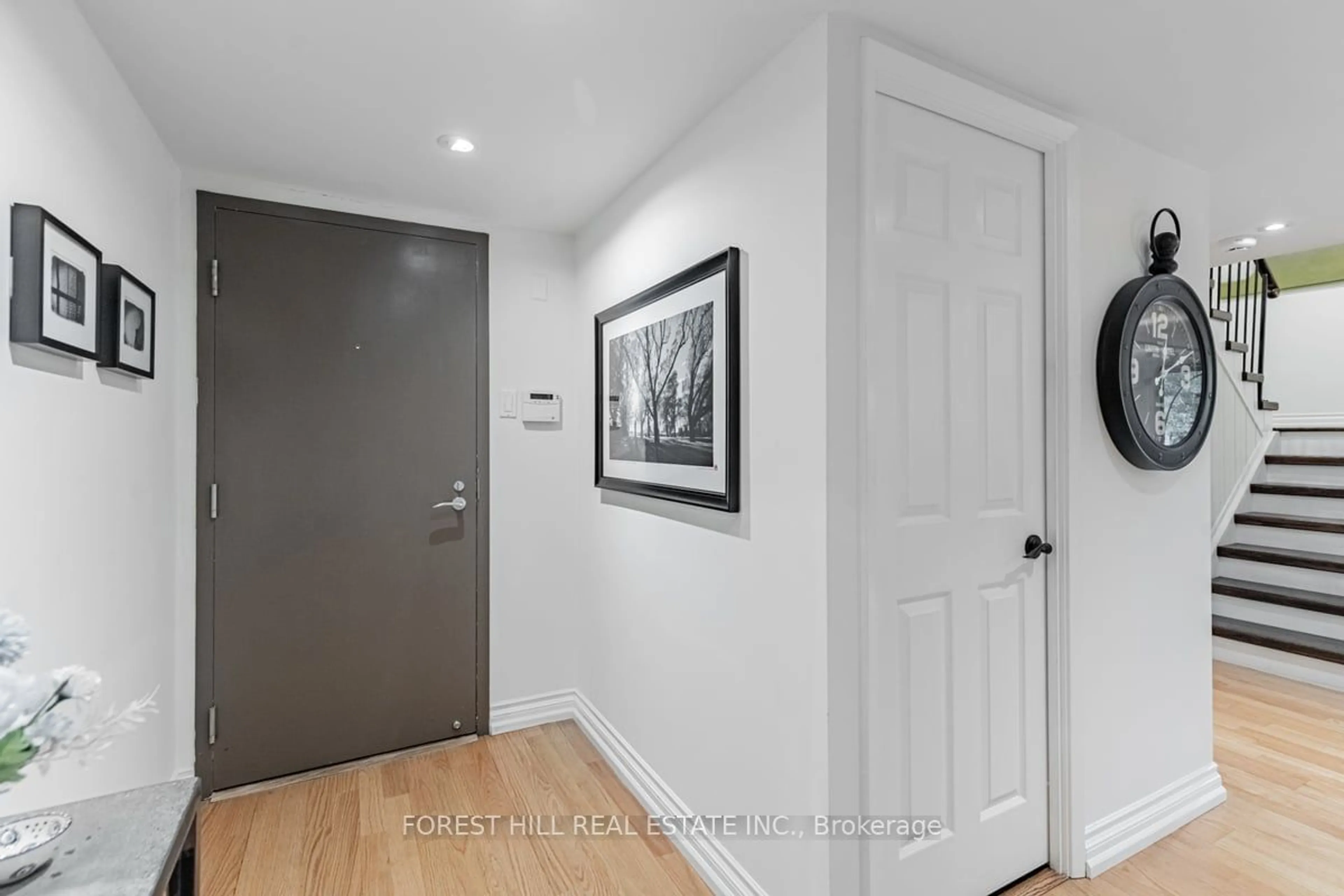 Indoor entryway for 360 Bloor St #110, Toronto Ontario M4W 3M3