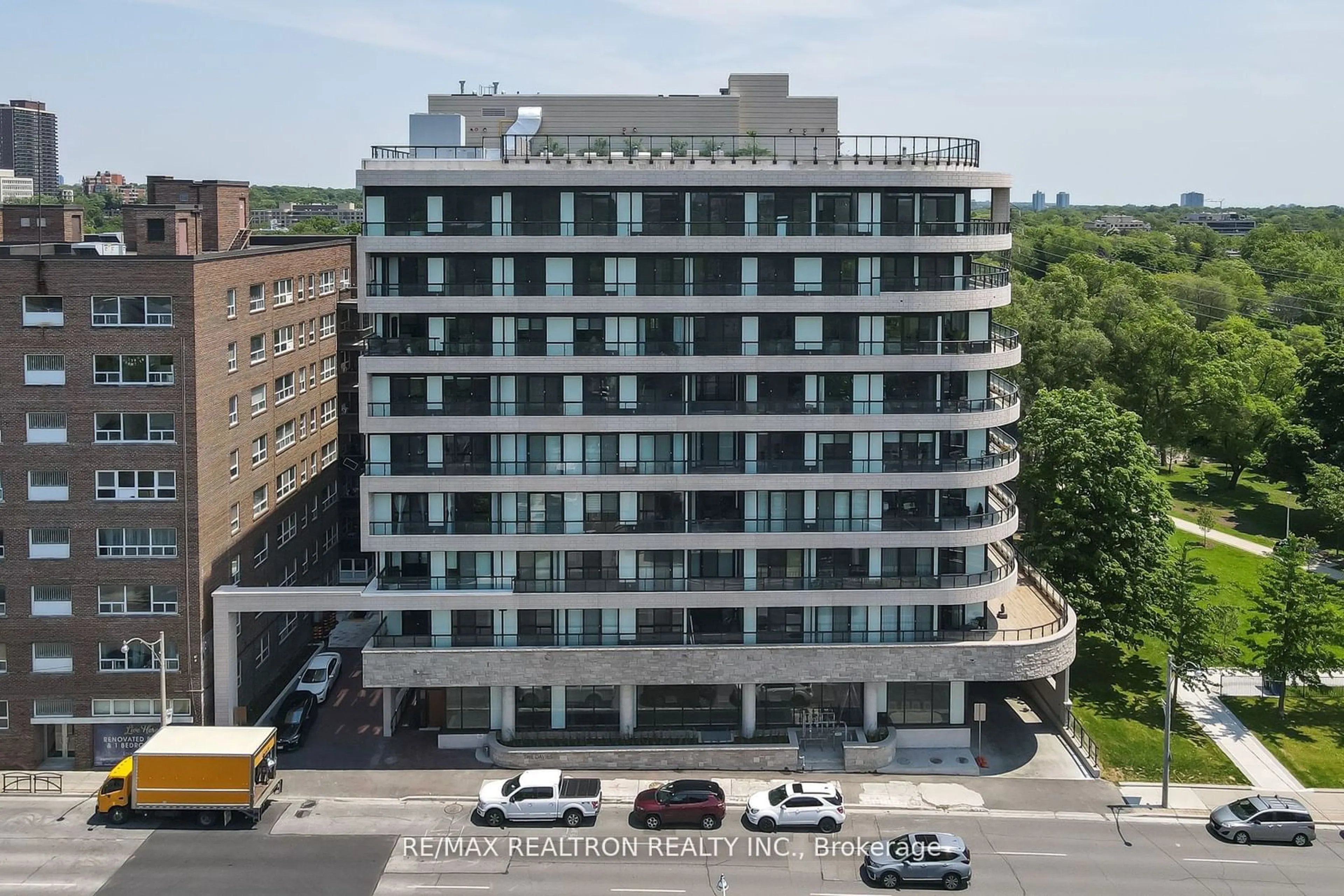 Outside view for 285 Avenue Rd #403, Toronto Ontario M4V 2G8