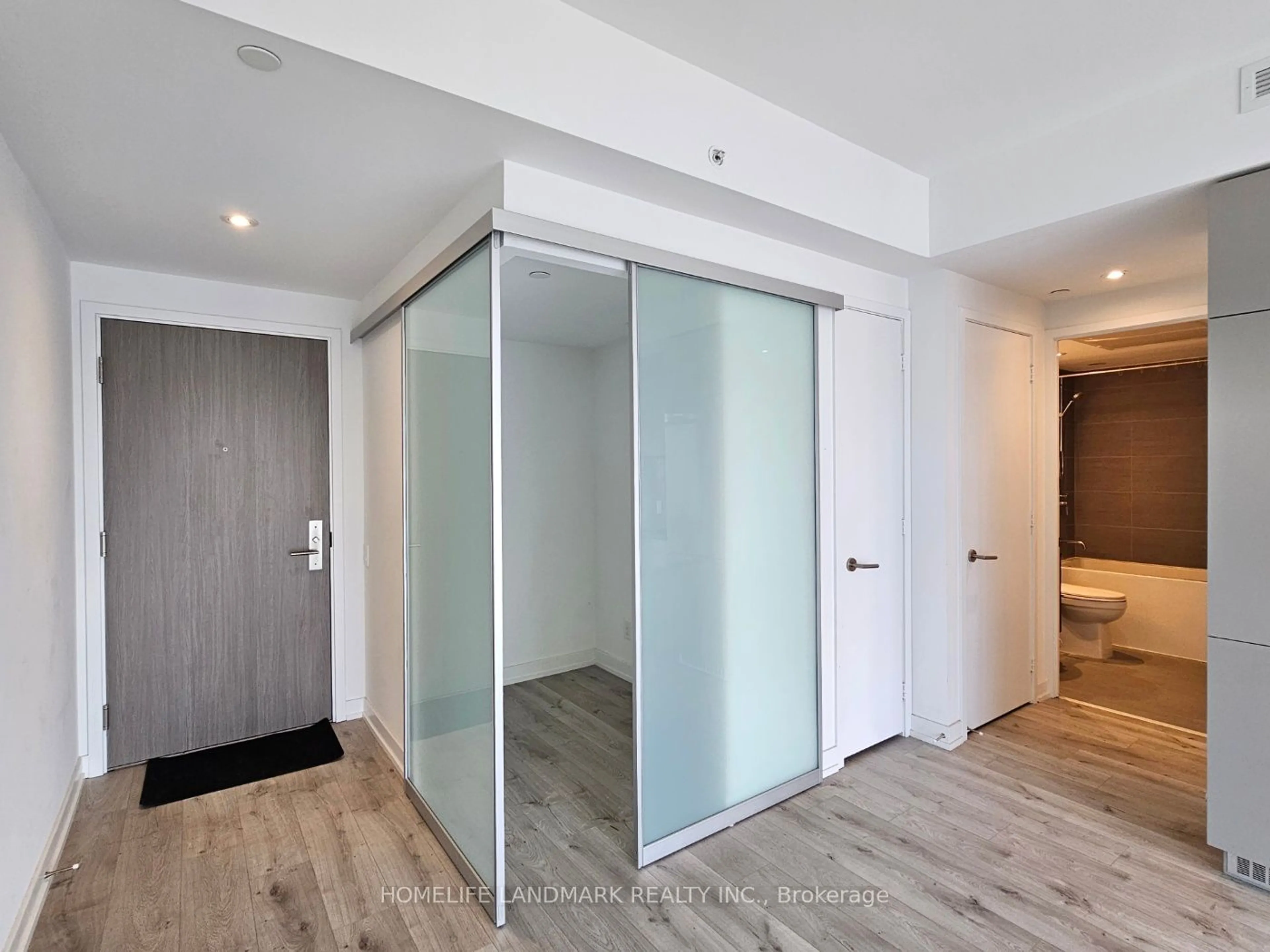 Indoor foyer, wood floors for 161 Roehampton Ave #1502, Toronto Ontario M4P 1P9