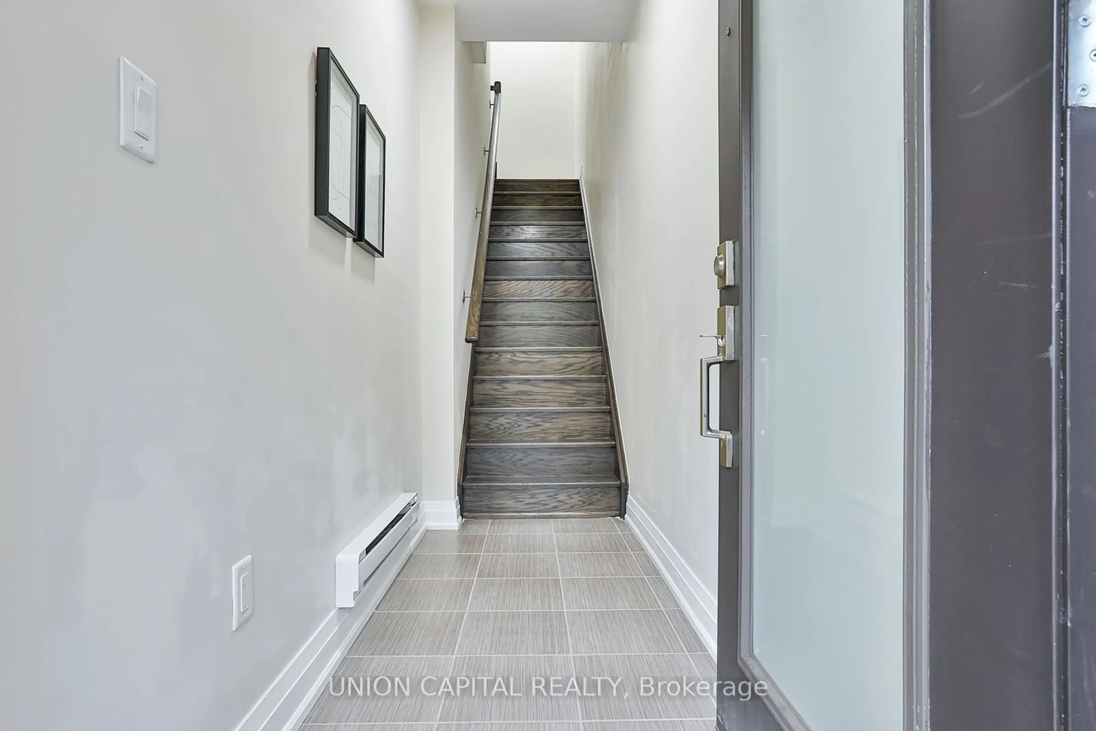 Indoor entryway for 23 Eldora Ave #109, Toronto Ontario M2M 0B5