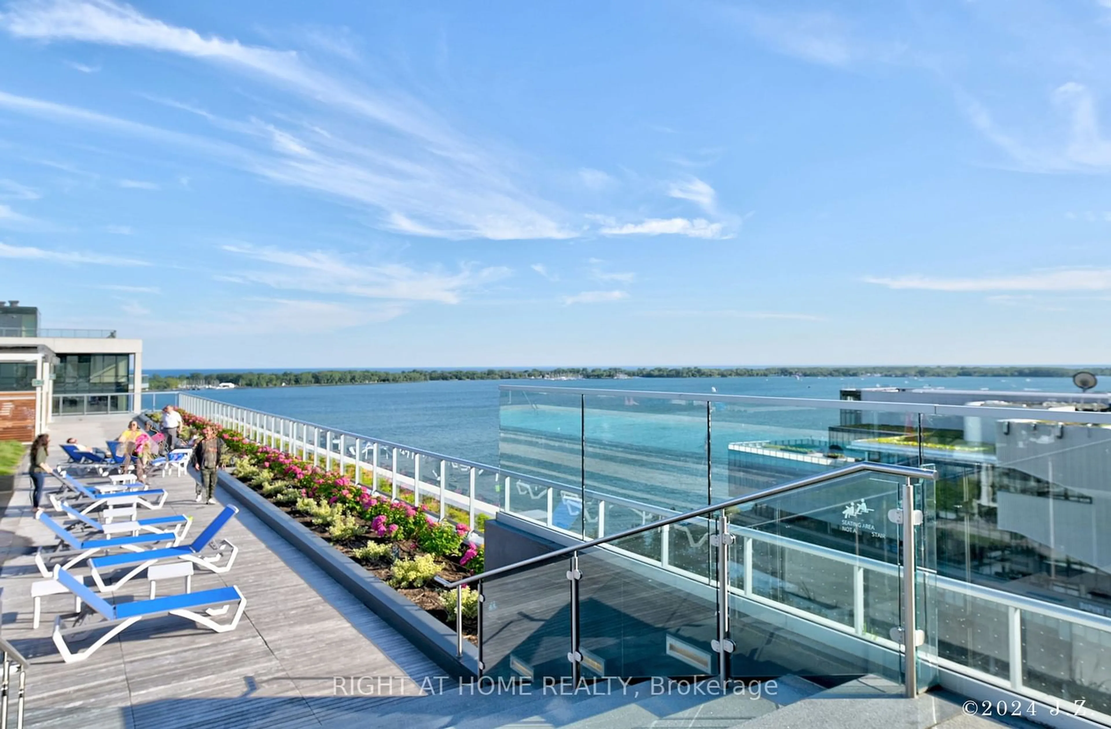 Indoor or outdoor pool for 55 Merchants' Wharf #325, Toronto Ontario M5A 0P2