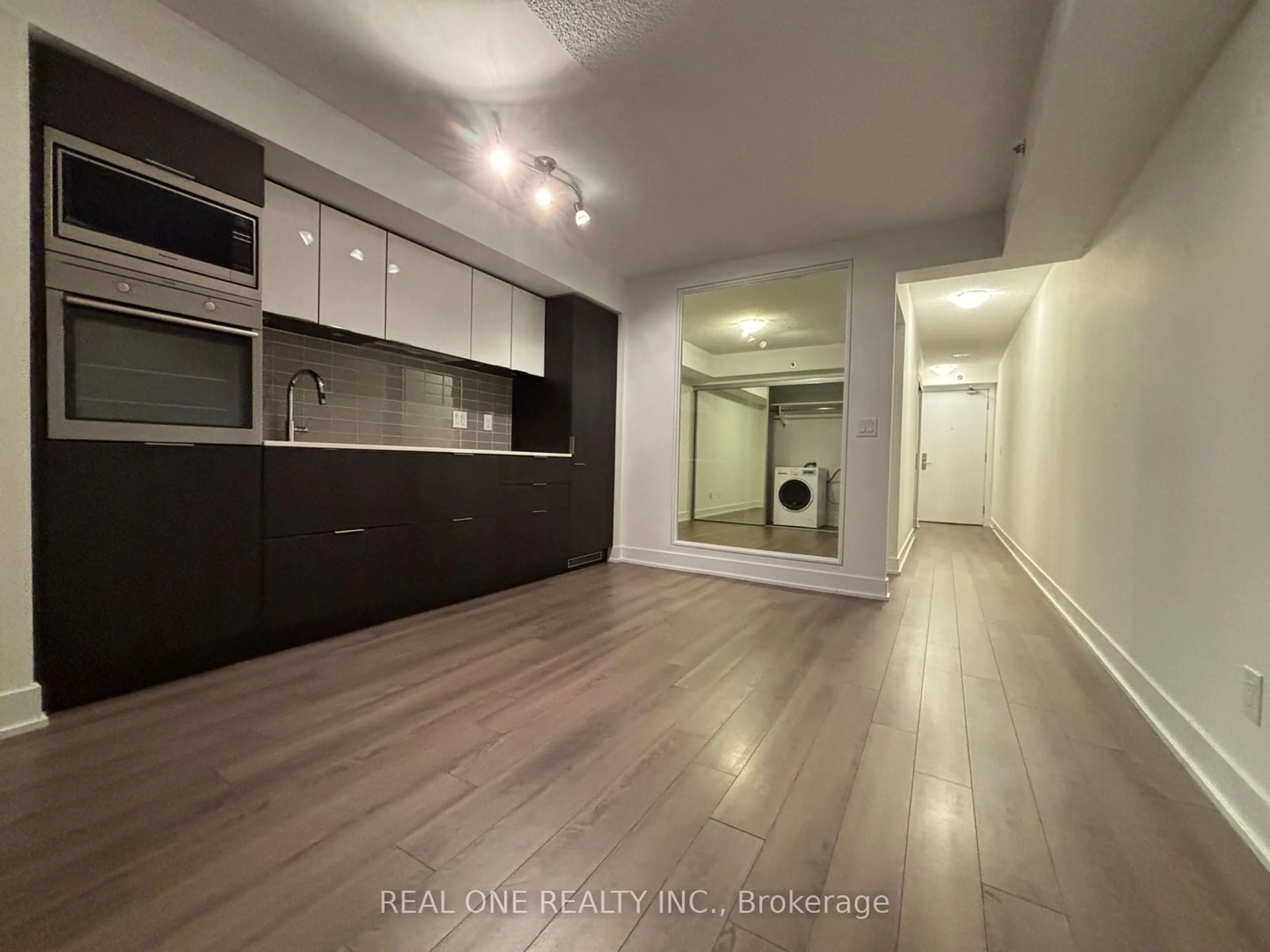 A pic of a room for 318 Richmond St #614, Toronto Ontario M5V 1X2