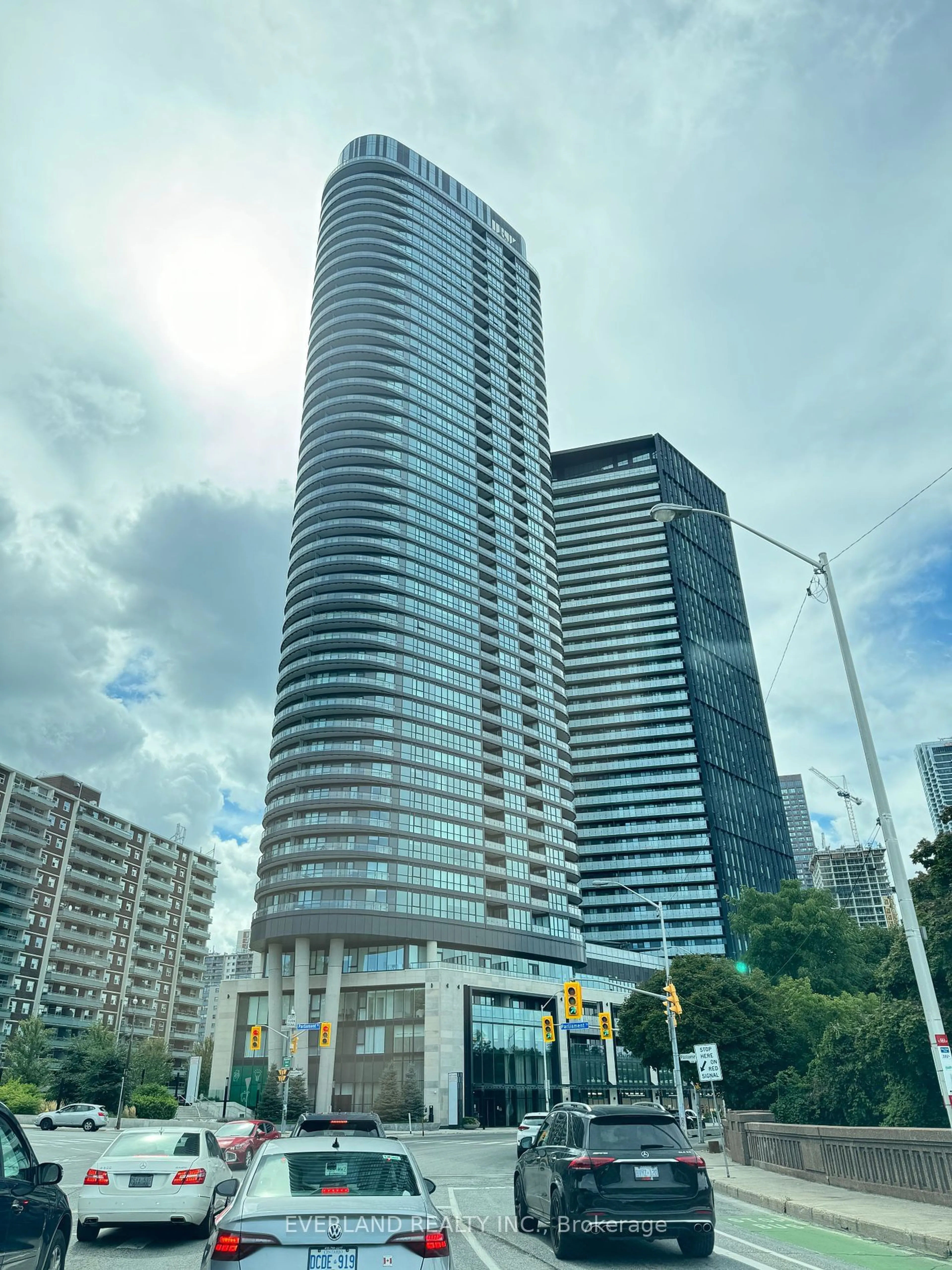 Outside view for 585 Bloor St #521, Toronto Ontario M4W 0B3