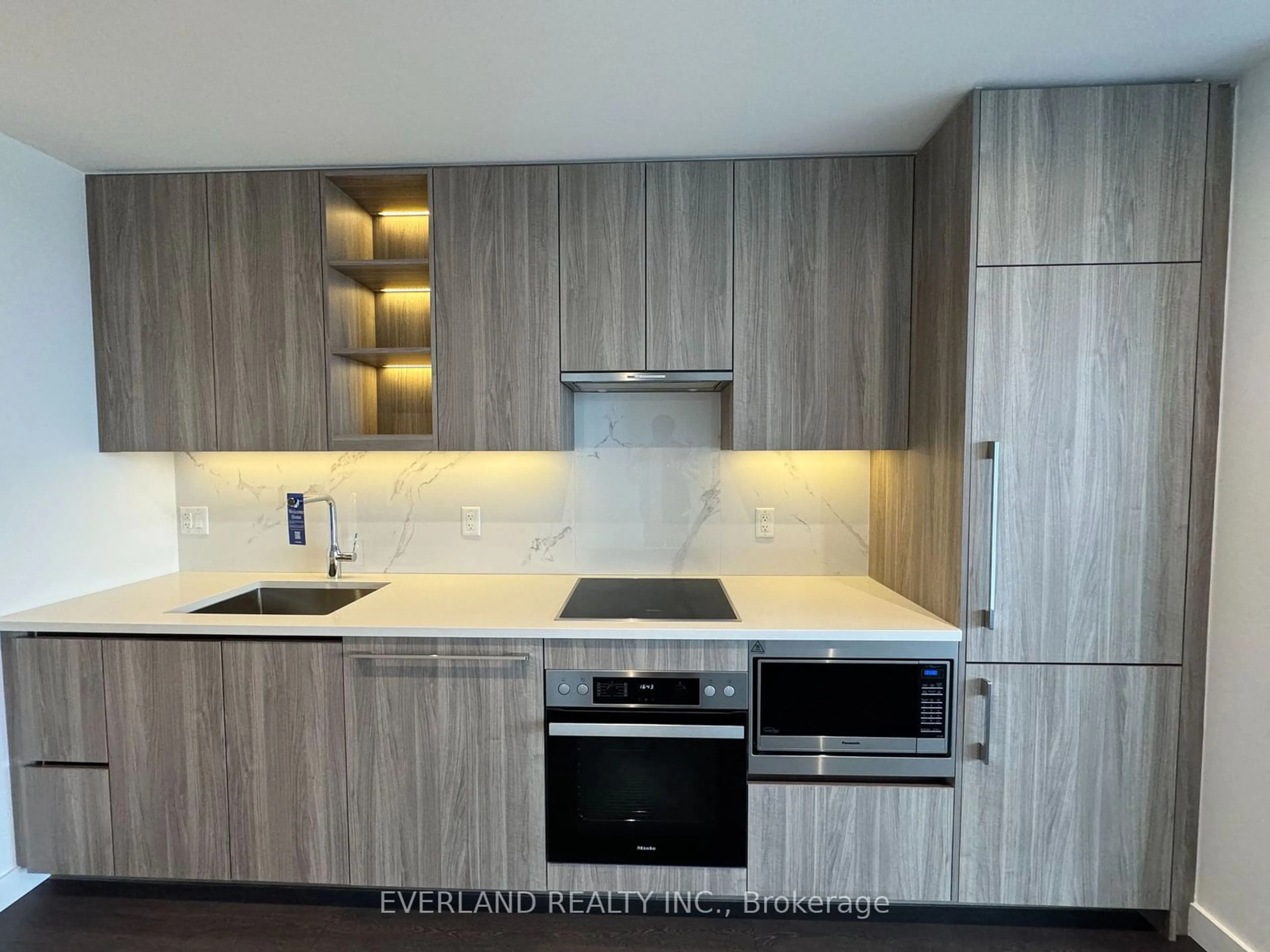 Standard kitchen for 27 Mcmahon Dr #2205, Toronto Ontario M2K 0J2