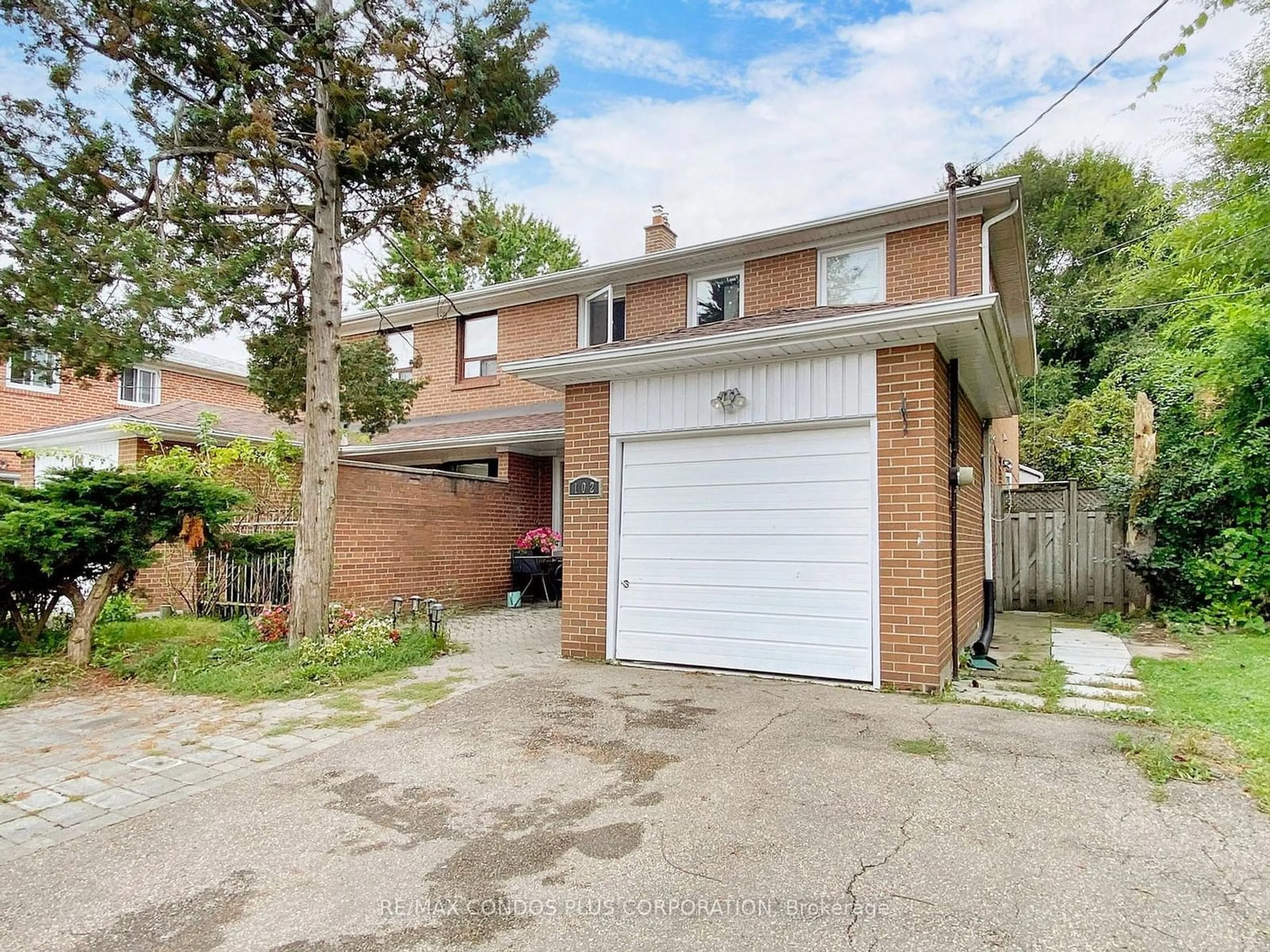 Frontside or backside of a home, the street view for 102 Tanjoe Cres, Toronto Ontario M2M 1P7