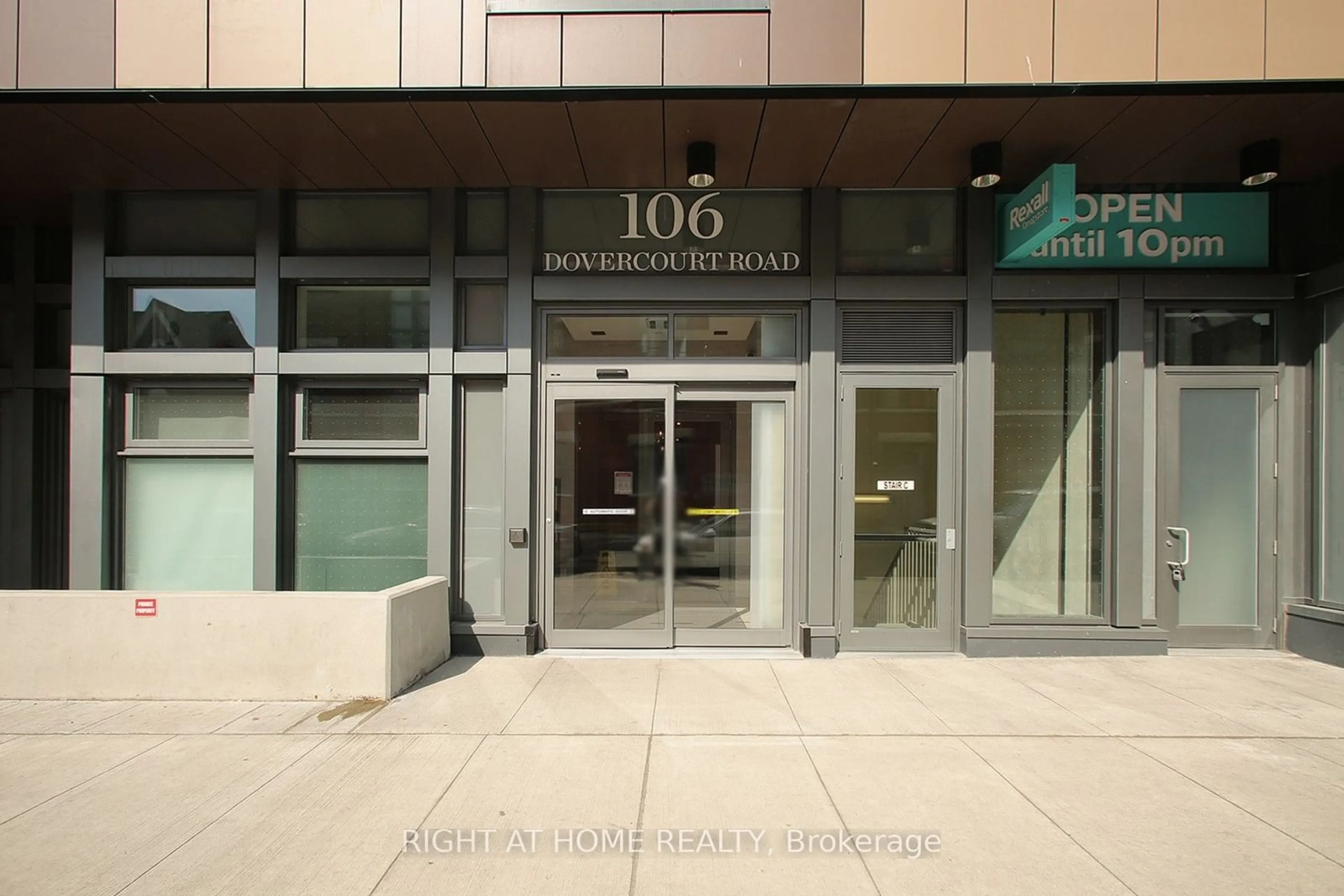 Indoor foyer for 106 Dovercourt Rd #320, Toronto Ontario M6J 0G4