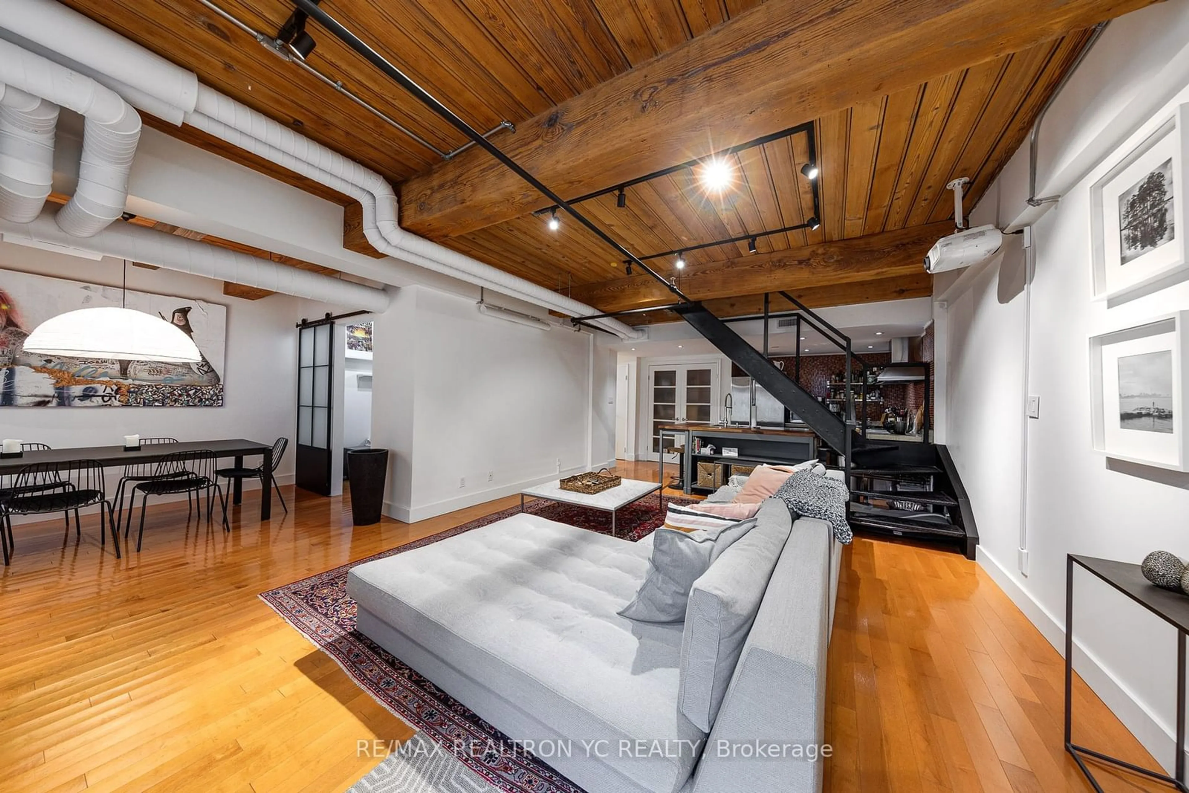 Living room for 436 Wellington St #105, Toronto Ontario M5V 1E3