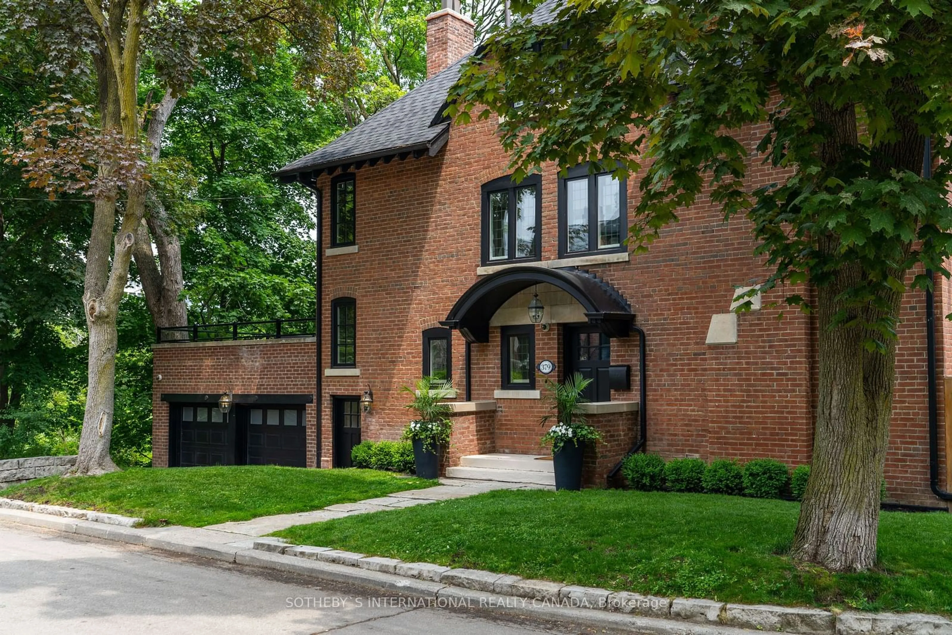 Home with brick exterior material for 379 Walmer Rd, Toronto Ontario M5R 2Y5