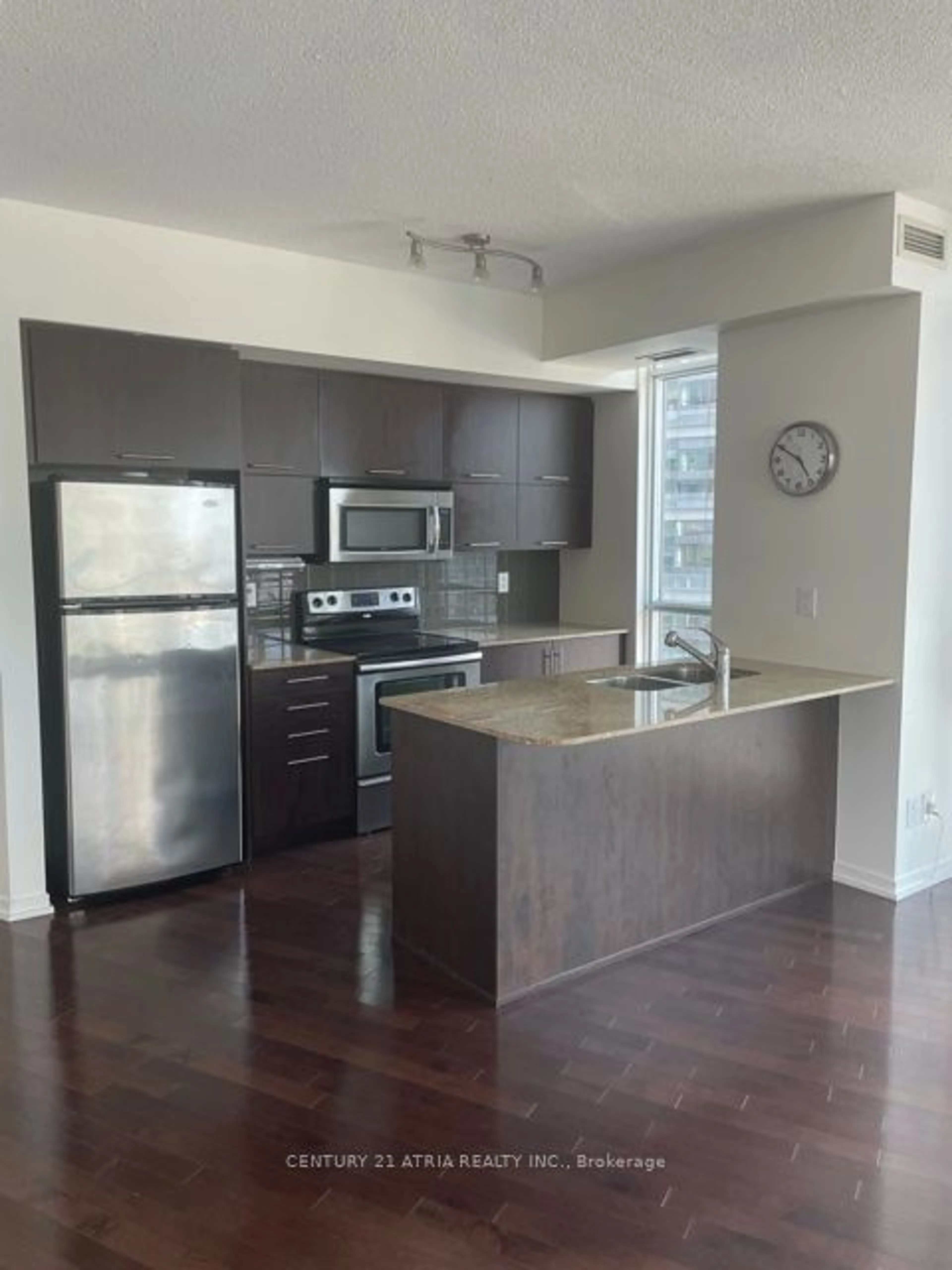 Standard kitchen for 65 Bremner Blvd #2008, Toronto Ontario M5J 0A7