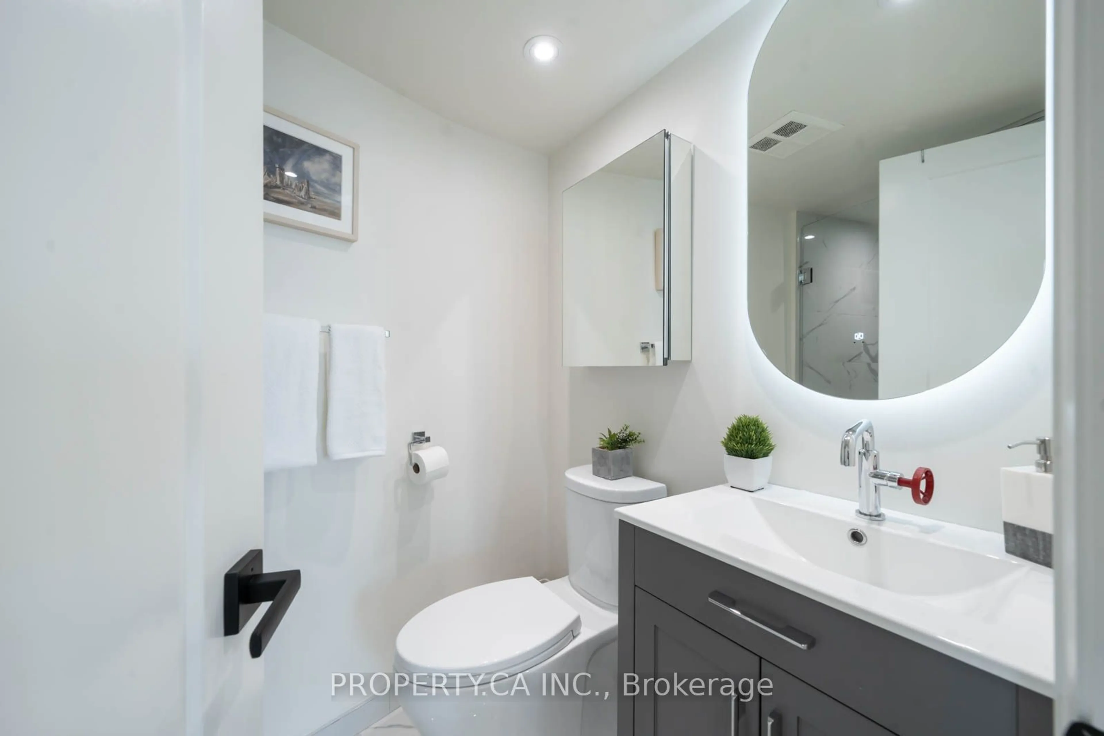 Bathroom for 99 Harbour Sq #2707, Toronto Ontario M5J 2H2