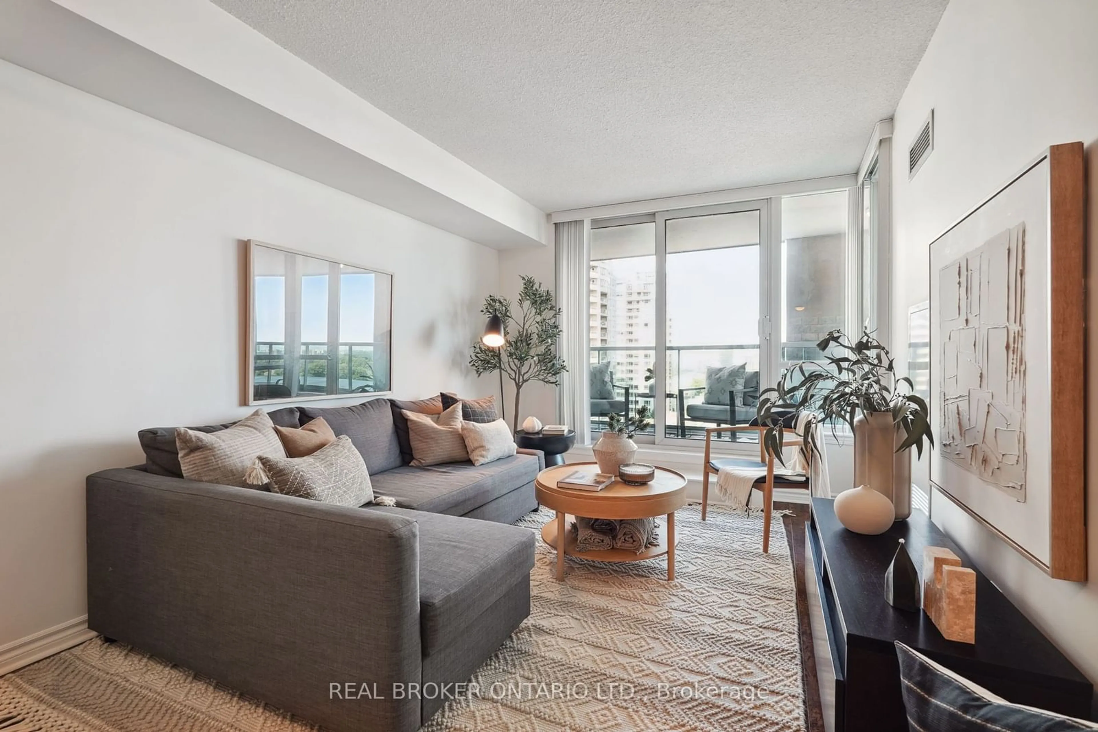 Living room for 17 Barberry Pl #905, Toronto Ontario M2K 3E2