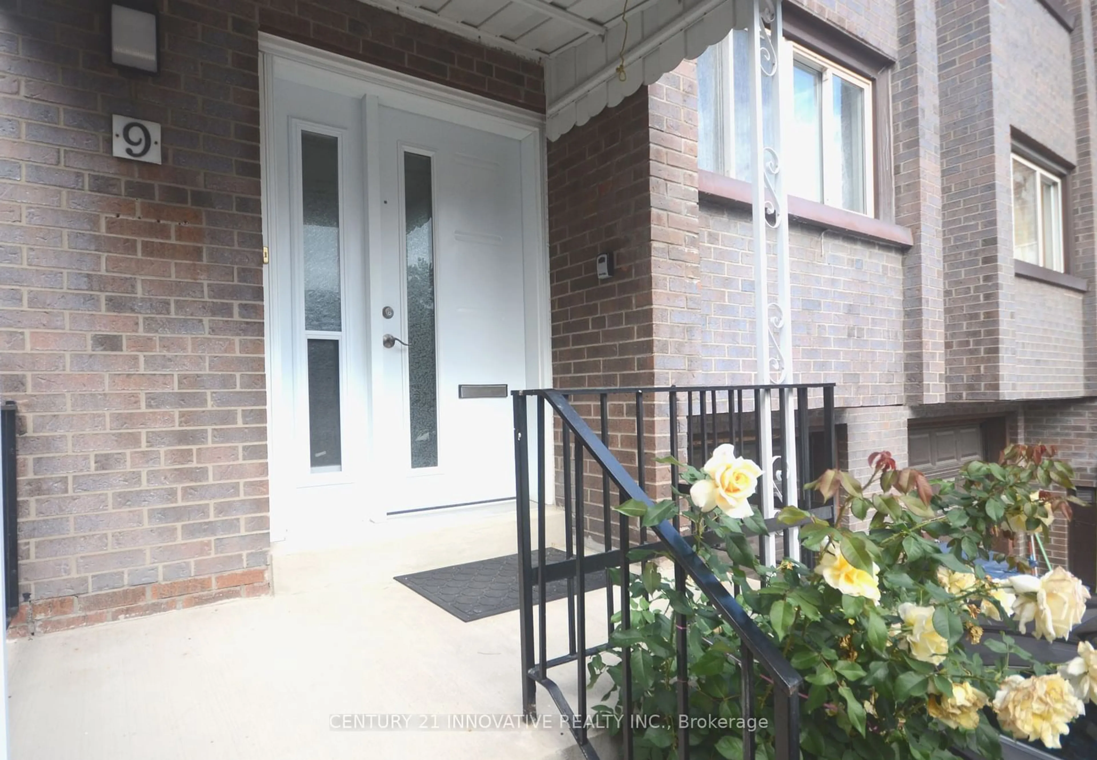 Indoor entryway, wood floors for 9 Candy Courtway #14, Toronto Ontario M2R 2Y7