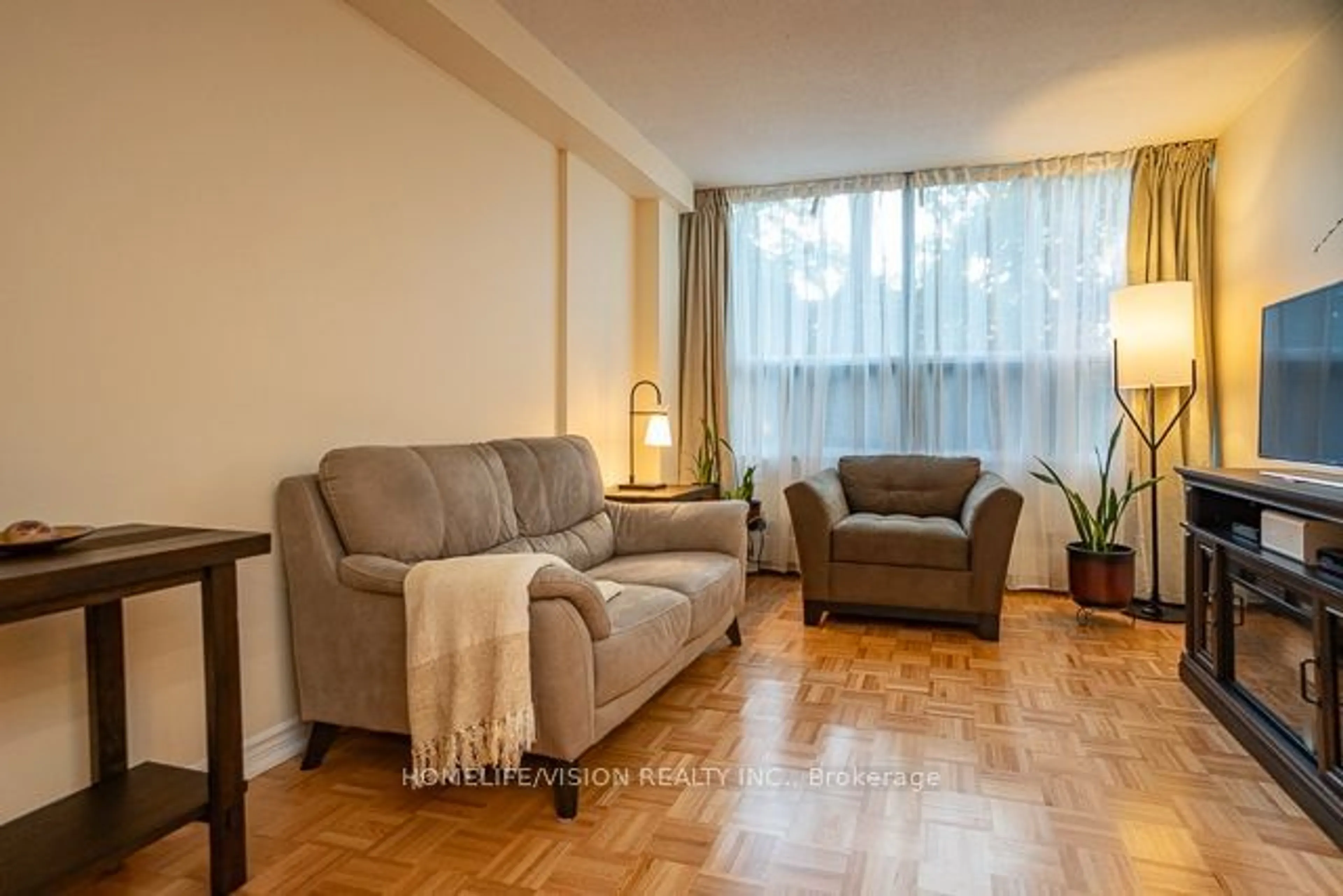 Living room for 60 Pavane Linkway #R1-1, Toronto Ontario M3C 2Y6