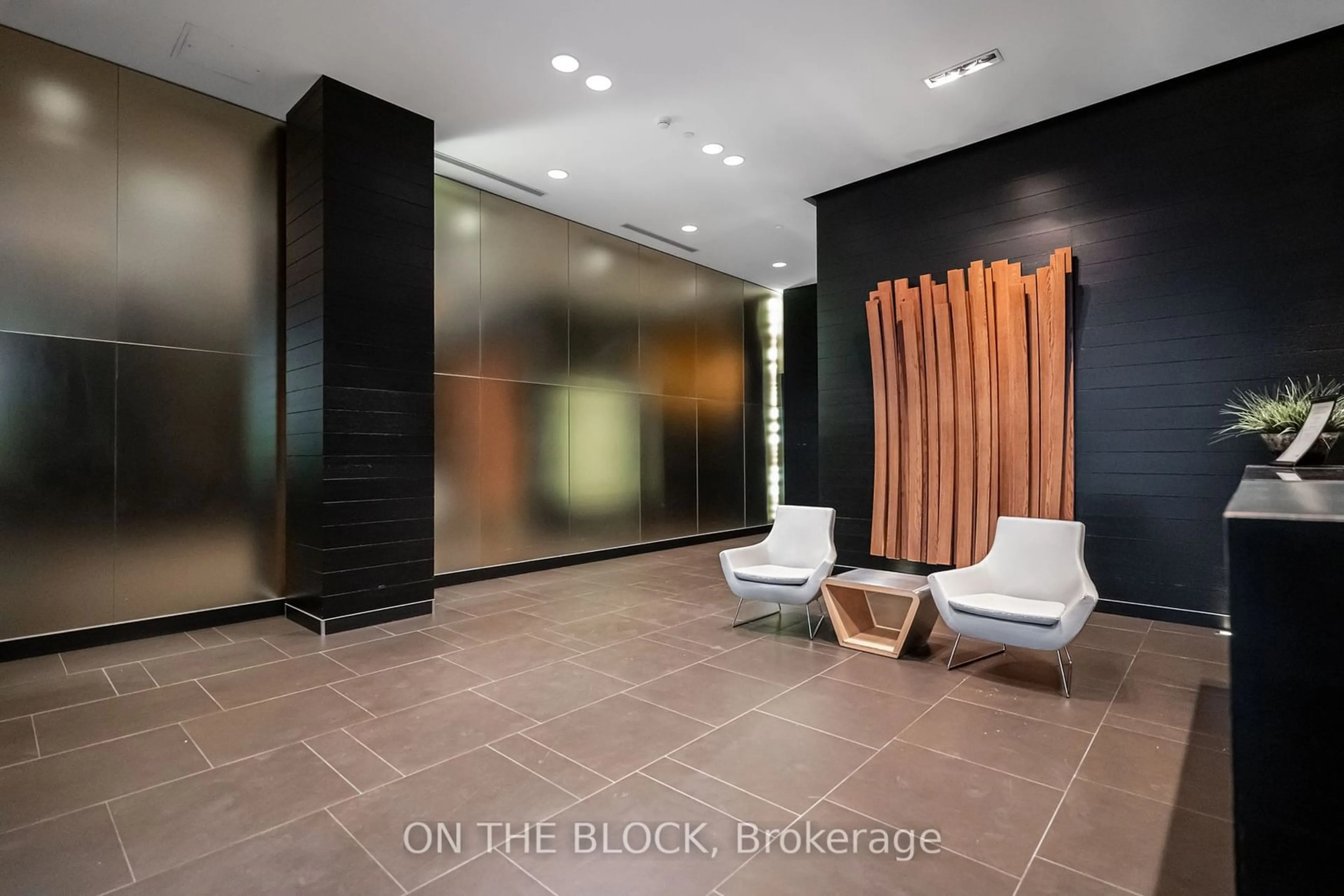 Indoor lobby for 478 King St #616, Toronto Ontario M5V 0A8