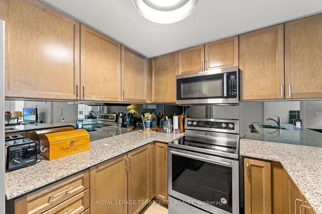 Additional property image - 8 Scollard St Unit 1410