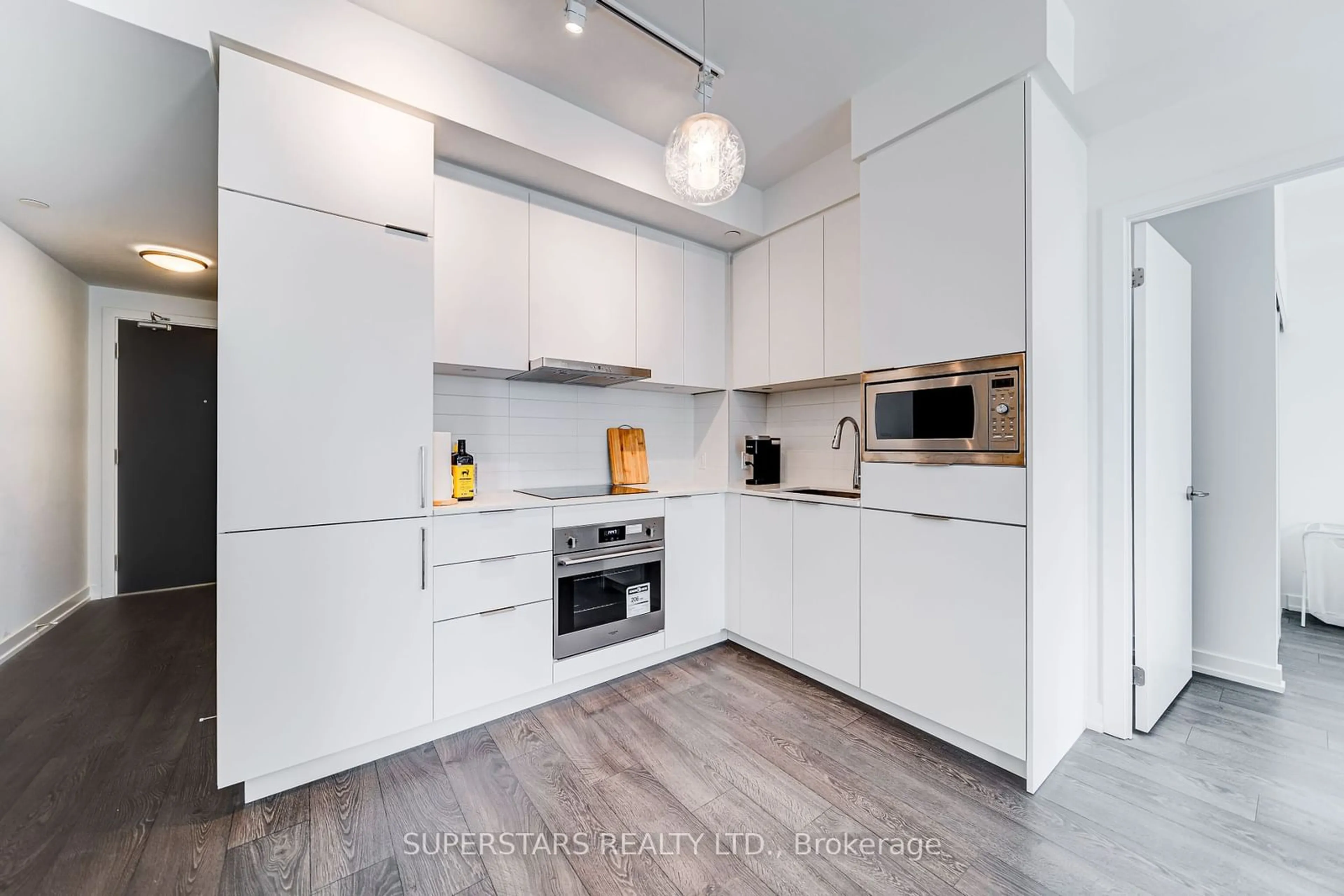 Contemporary kitchen for 7 Golden Lion Hts #N1807, Toronto Ontario M2M 0C1