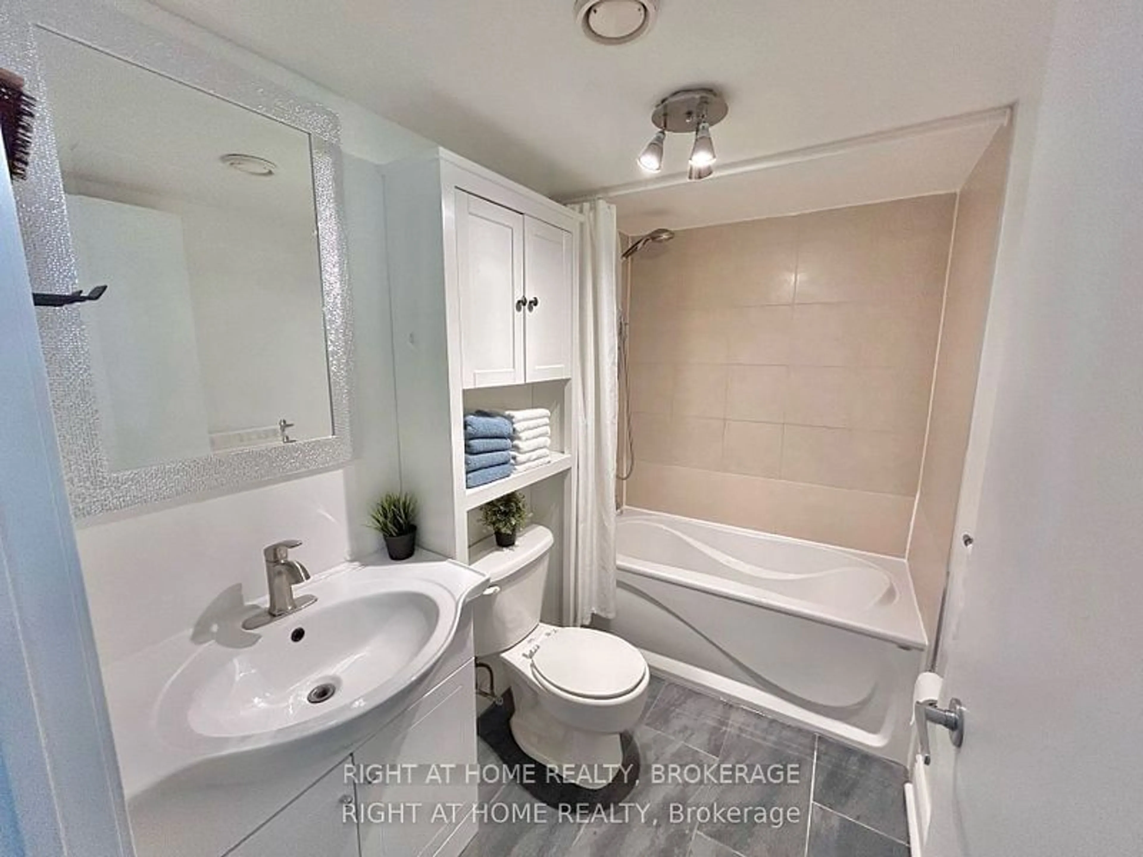 Standard bathroom for 381 Front St #1709, Toronto Ontario M5V 3R8