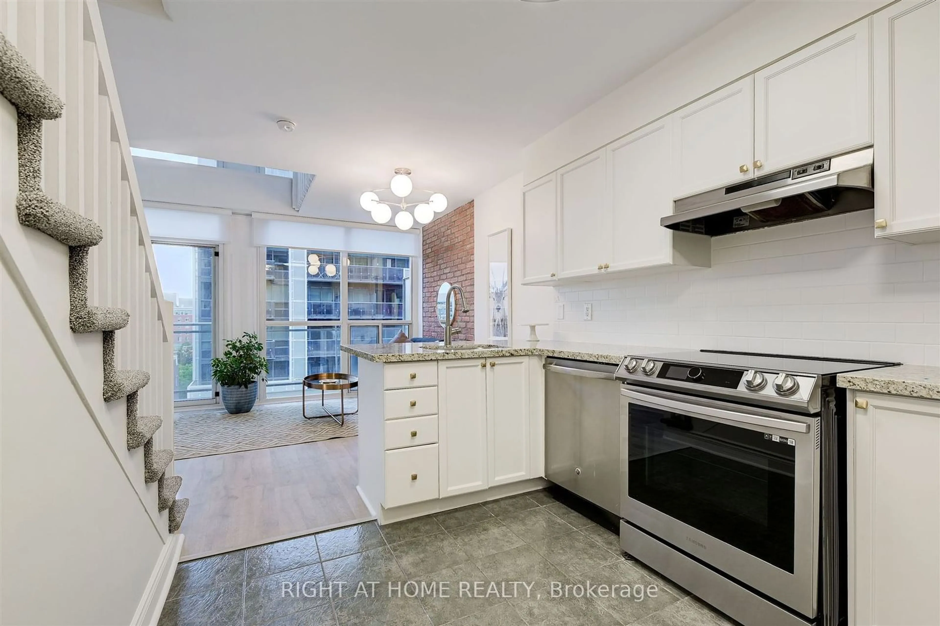 Standard kitchen for 1029 King St #809, Toronto Ontario M6K 3M9