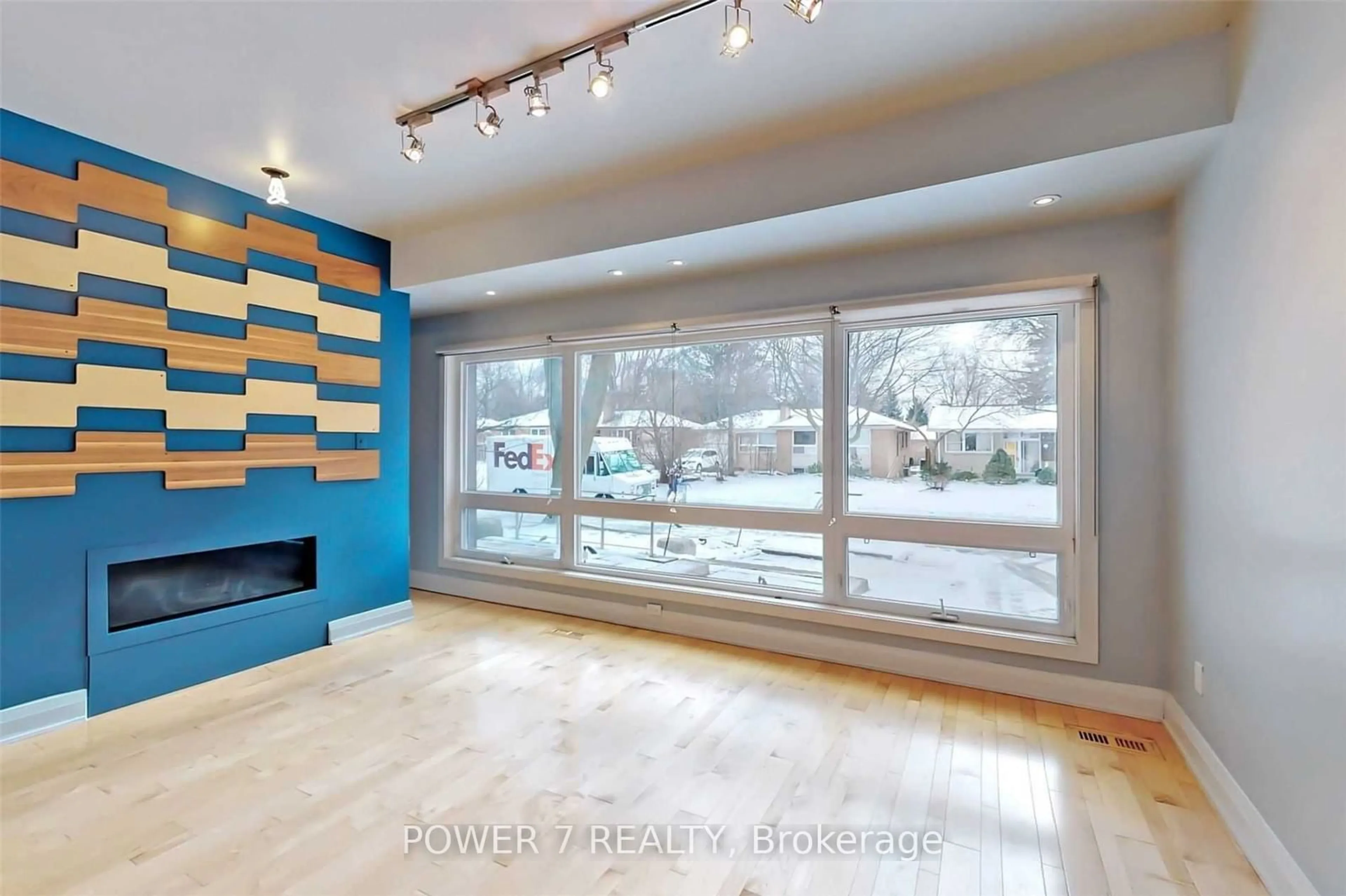 Indoor foyer, wood floors for 34 Groveland Cres, Toronto Ontario M3A 3C5