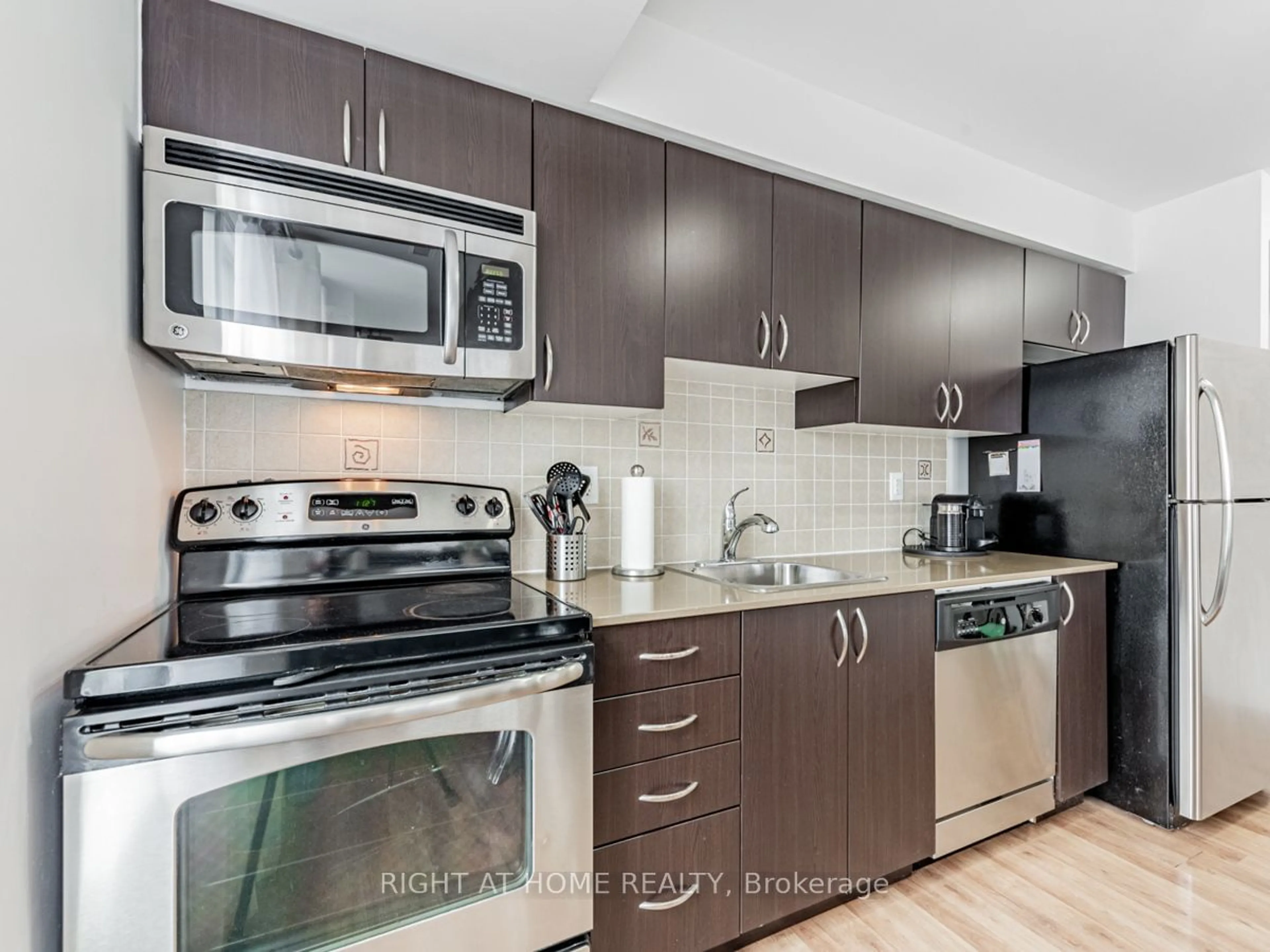 Standard kitchen for 801 Sheppard Ave #502, Toronto Ontario M3H 0A8