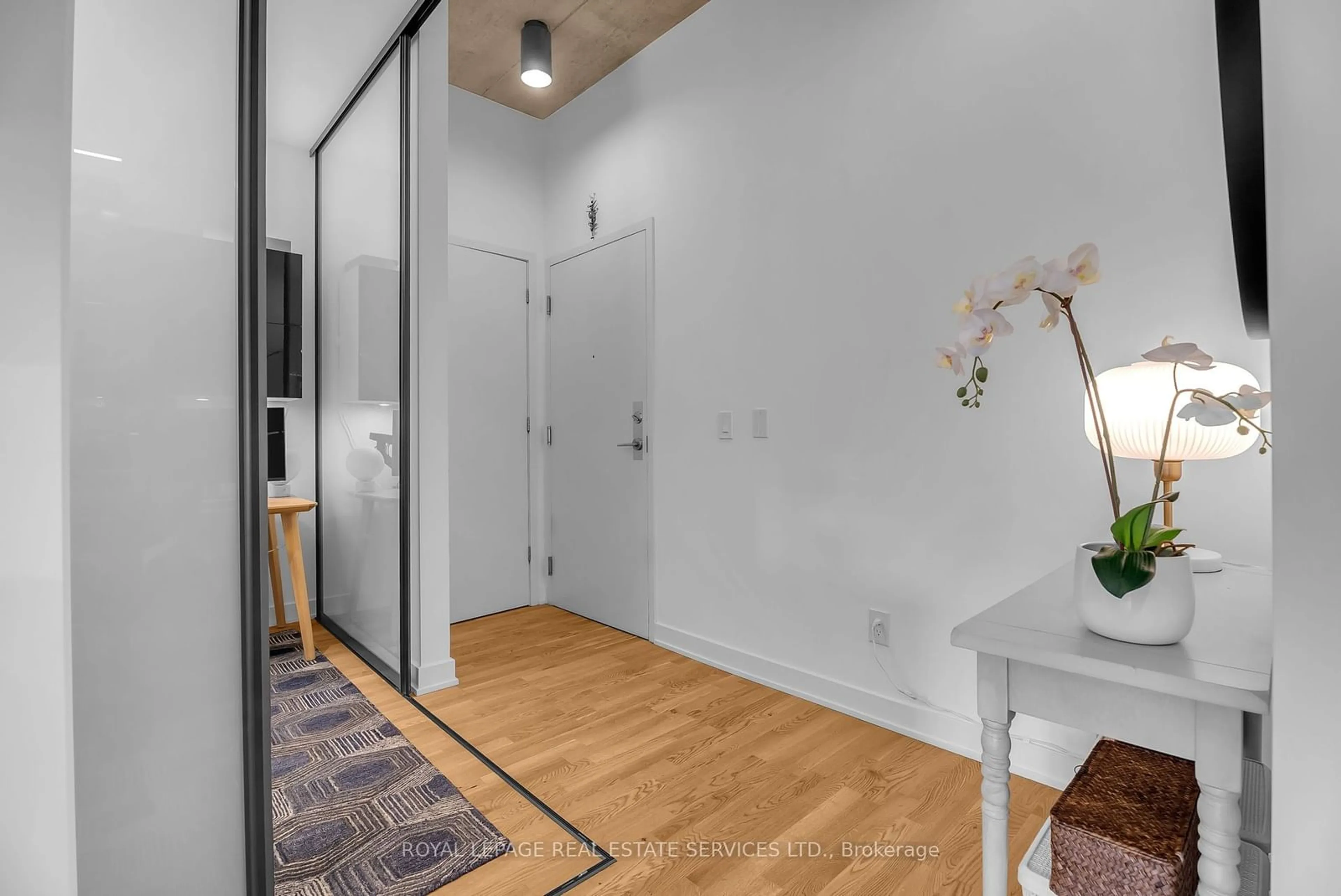 Indoor entryway for 8 Dovercourt Rd #202, Toronto Ontario M6J 0B6