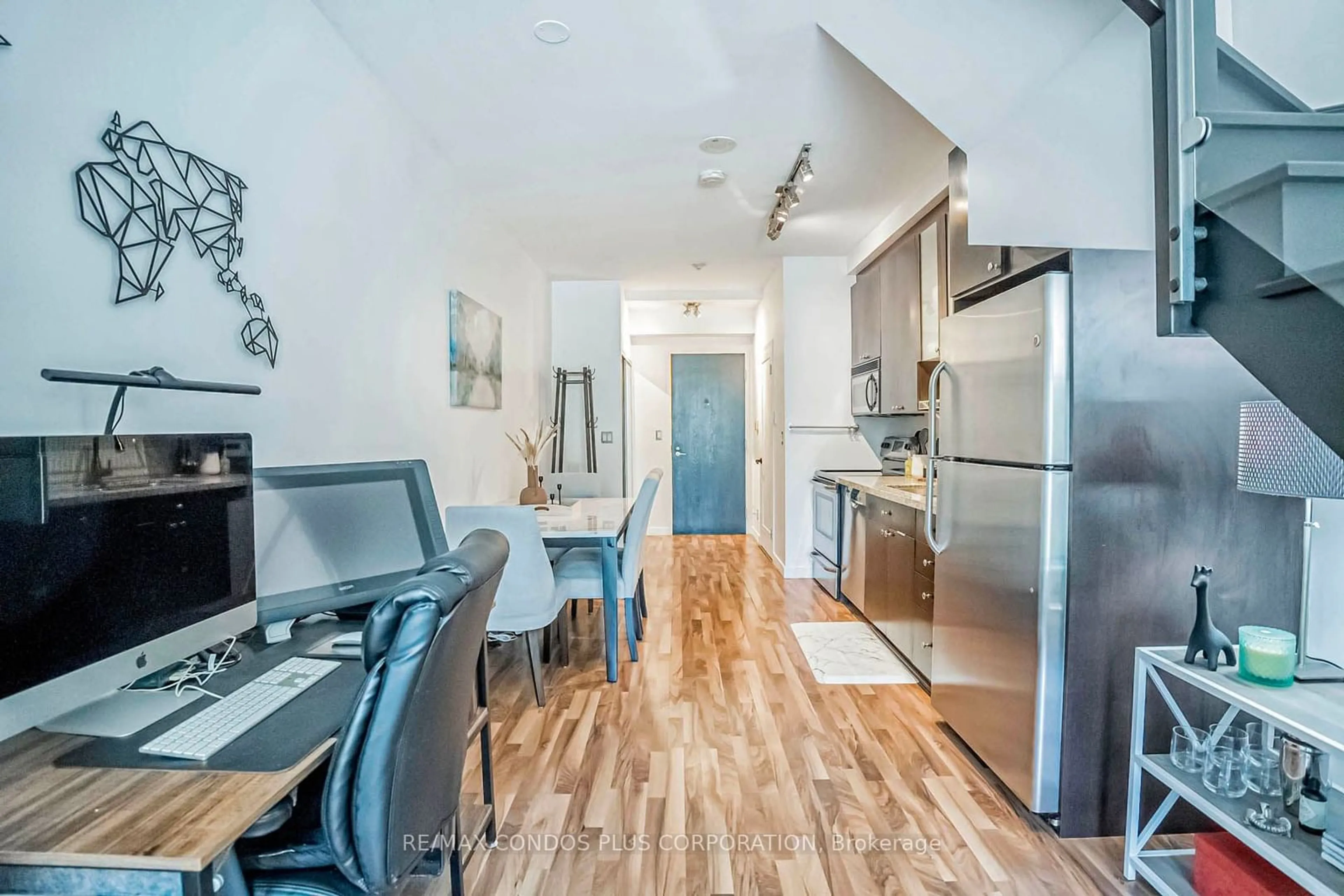 Standard kitchen for 1005 King St #129, Toronto Ontario M6K 3M8