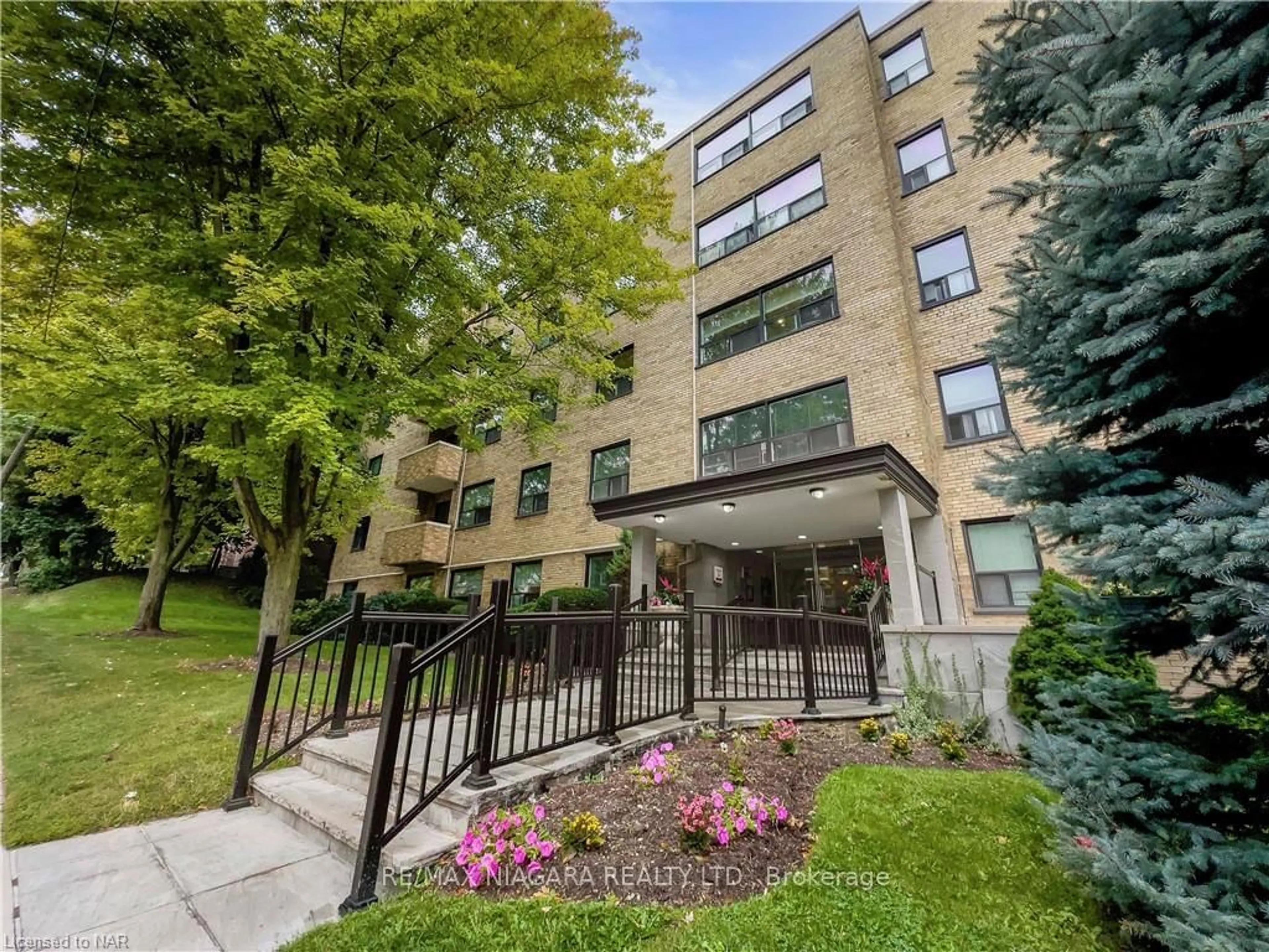 A pic from exterior of the house or condo for 2 RIDELLE Ave #505, Toronto Ontario M6B 1H4