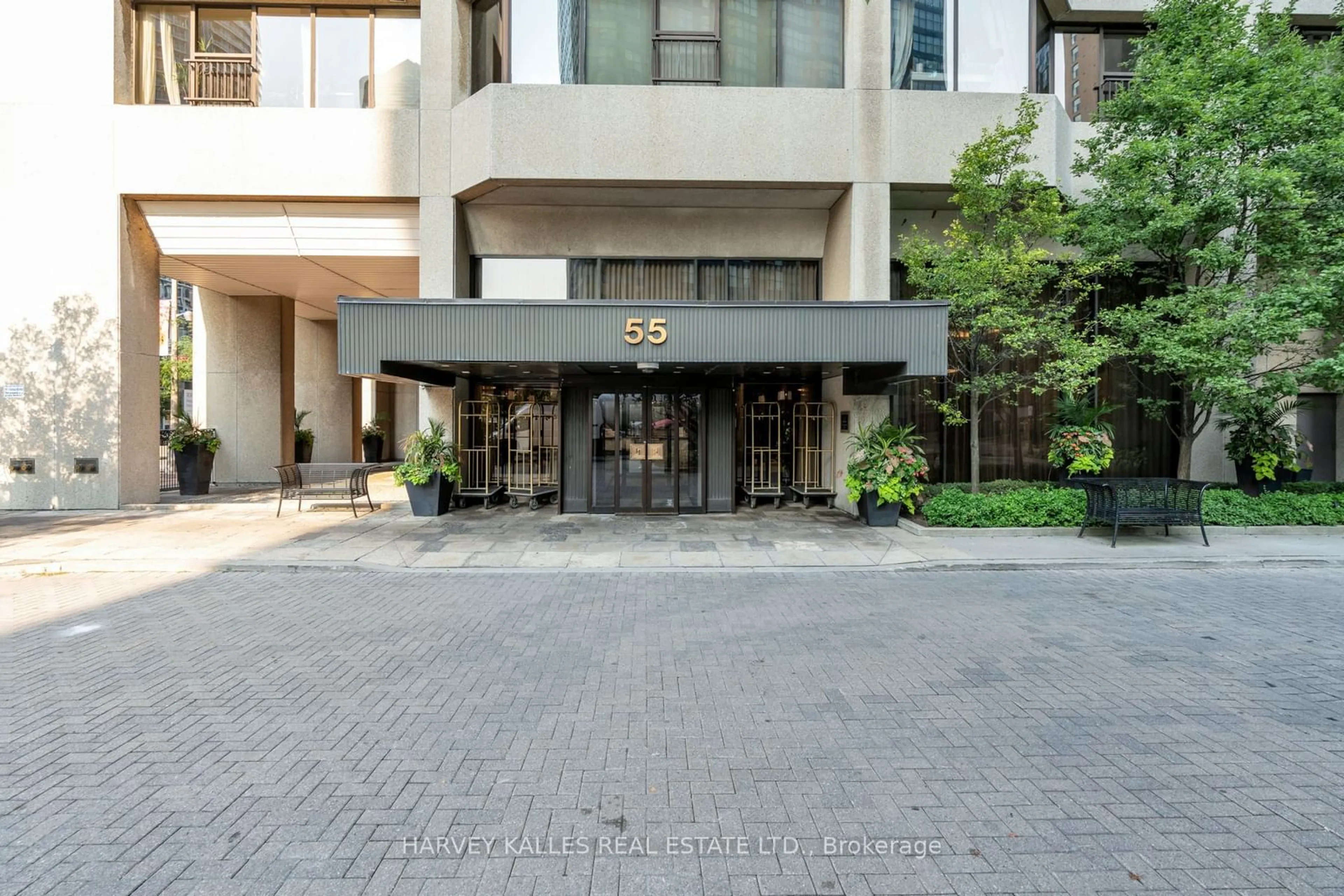 A pic from exterior of the house or condo for 55 Harbour Sq #2215, Toronto Ontario M5J 2L1