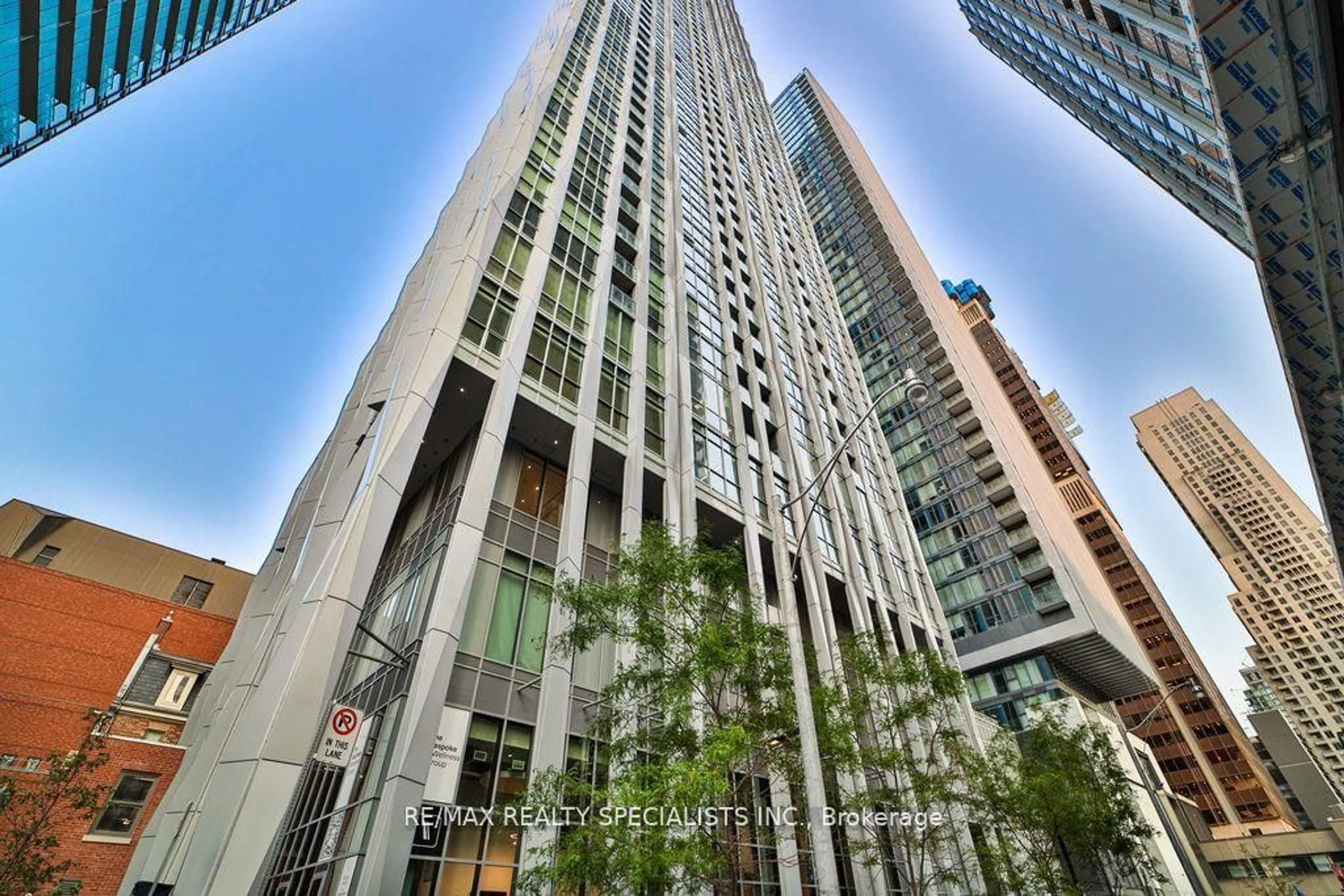 A pic from exterior of the house or condo for 1 Yorkville Ave #5102, Toronto Ontario M4W 1L1