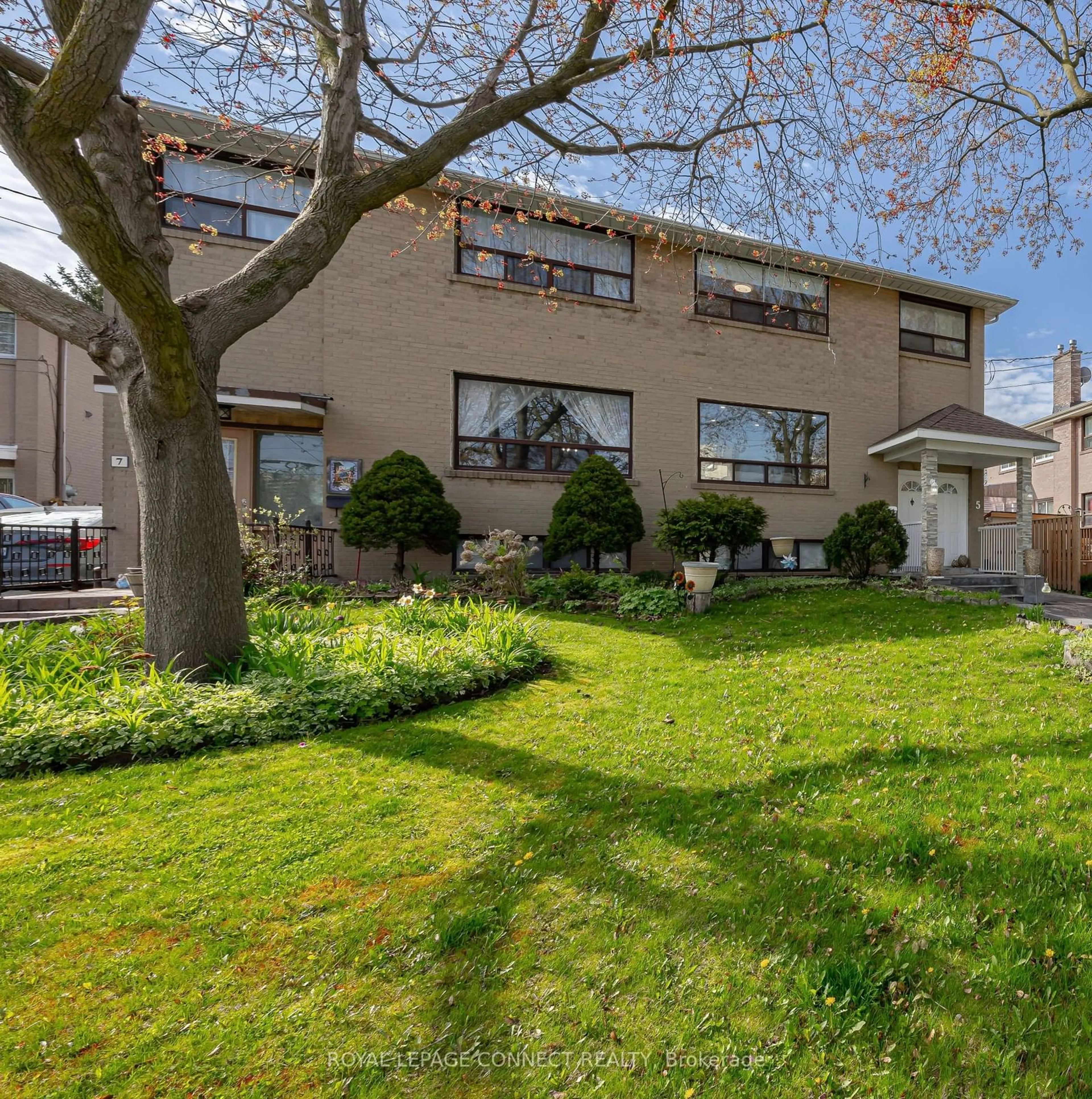 A pic from exterior of the house or condo, the front or back of building for 5 Ailsa Craig Crt, Toronto Ontario M2R 2B9