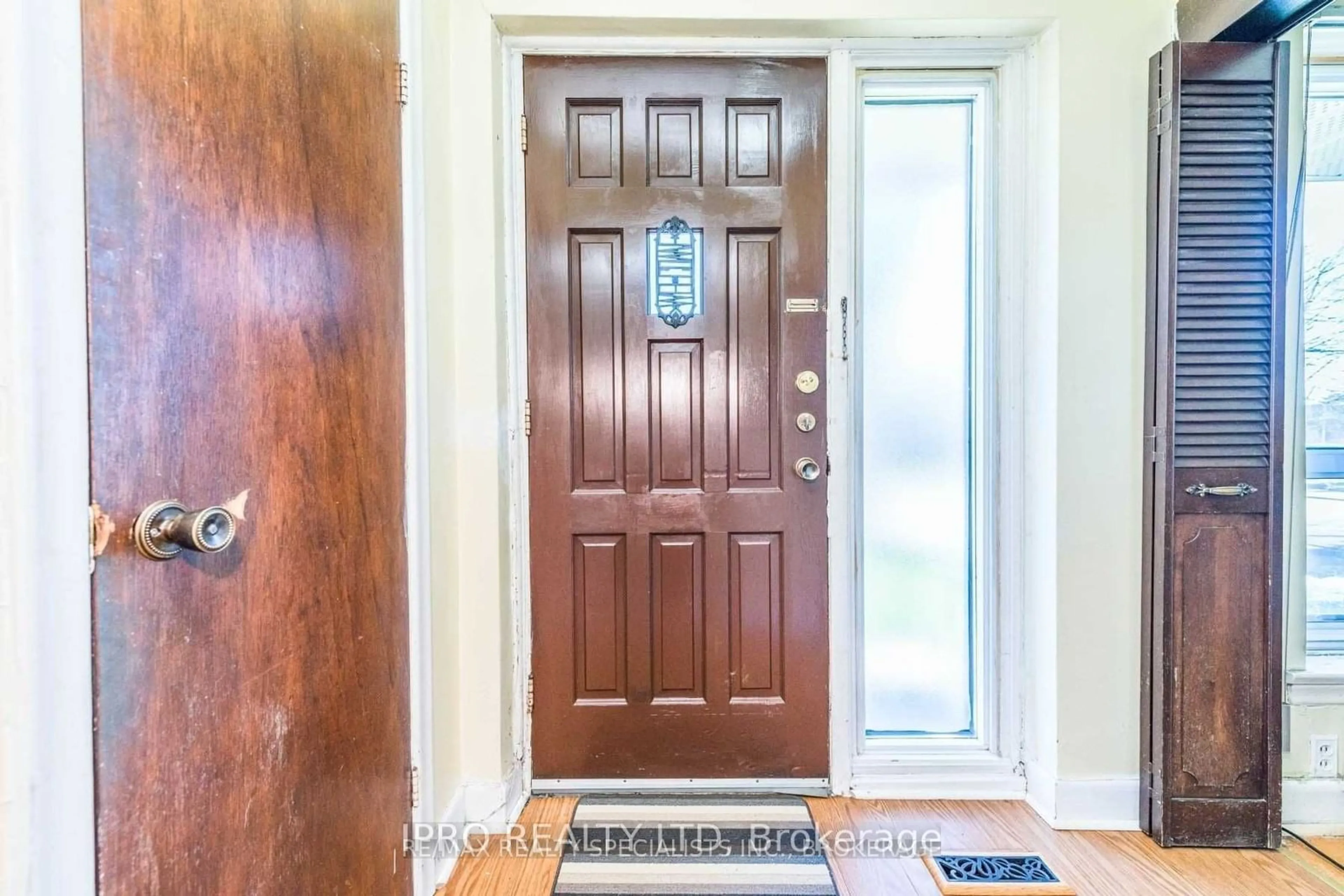 Indoor entryway, wood floors for 8 Virgilwood Dr, Toronto Ontario M2R 2B2