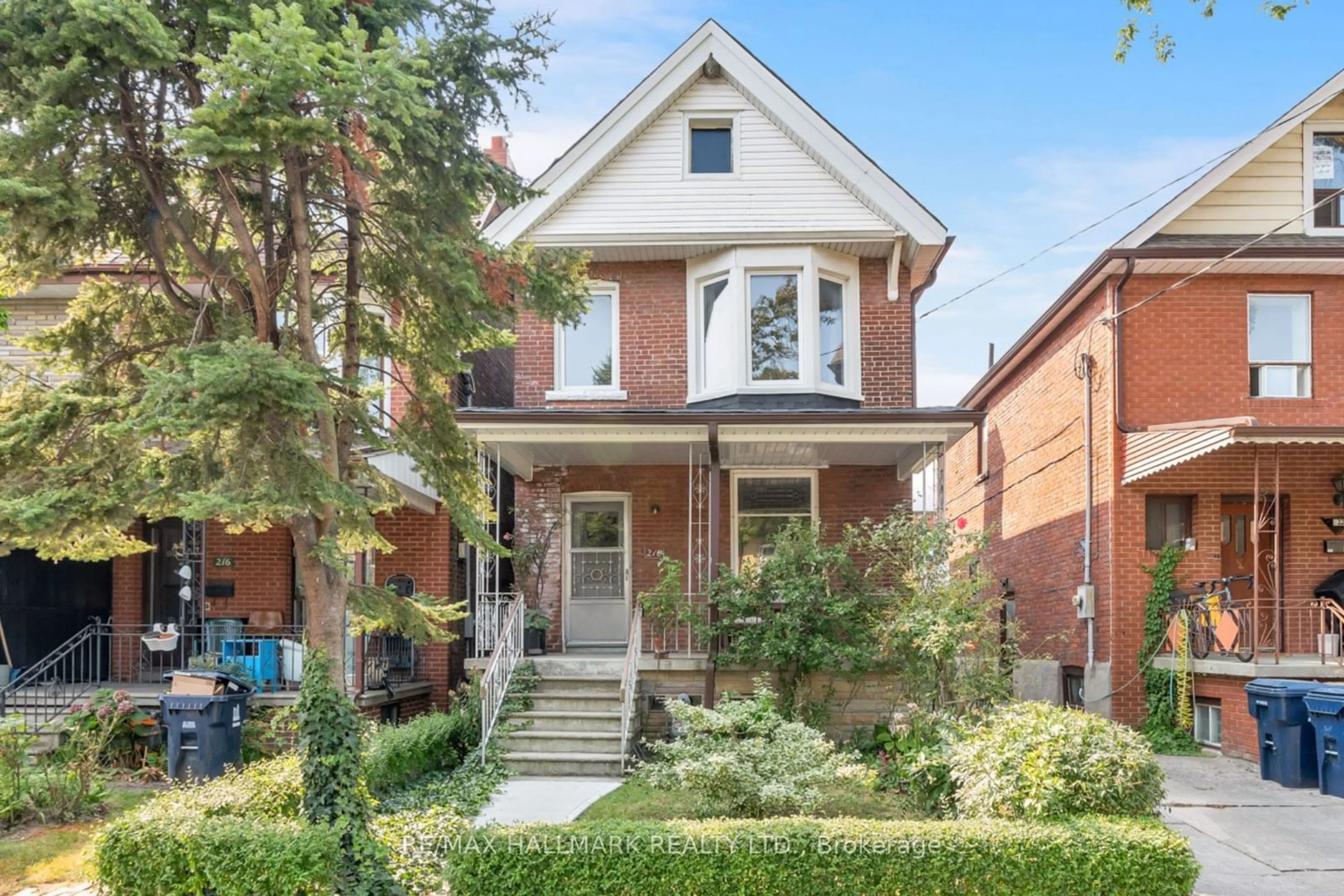 Home with brick exterior material for 218 Montrose Ave, Toronto Ontario M6G 3G7