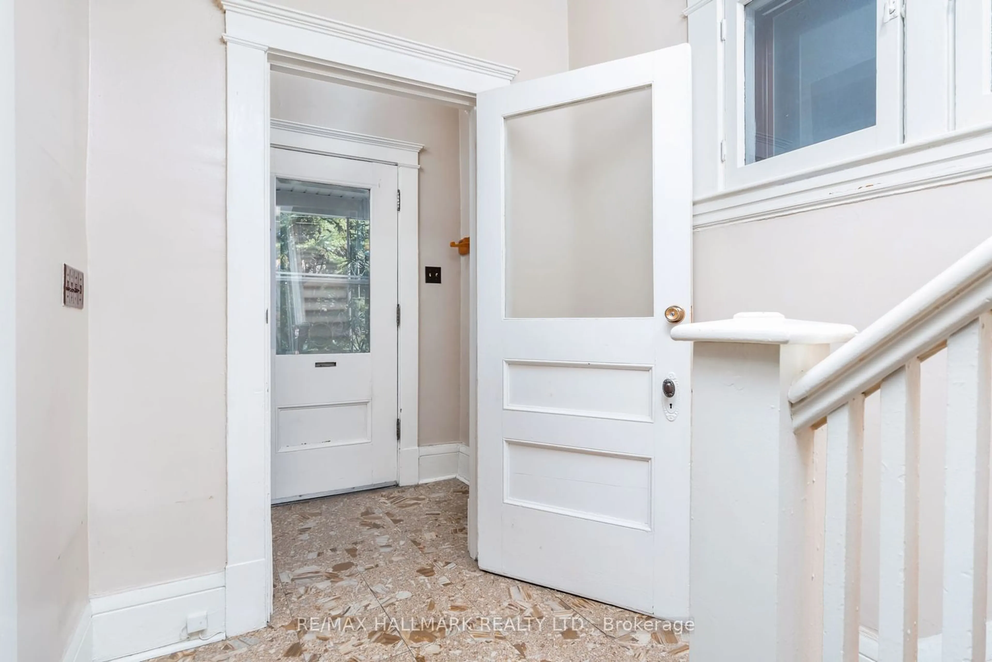 Indoor entryway, wood floors for 218 Montrose Ave, Toronto Ontario M6G 3G7