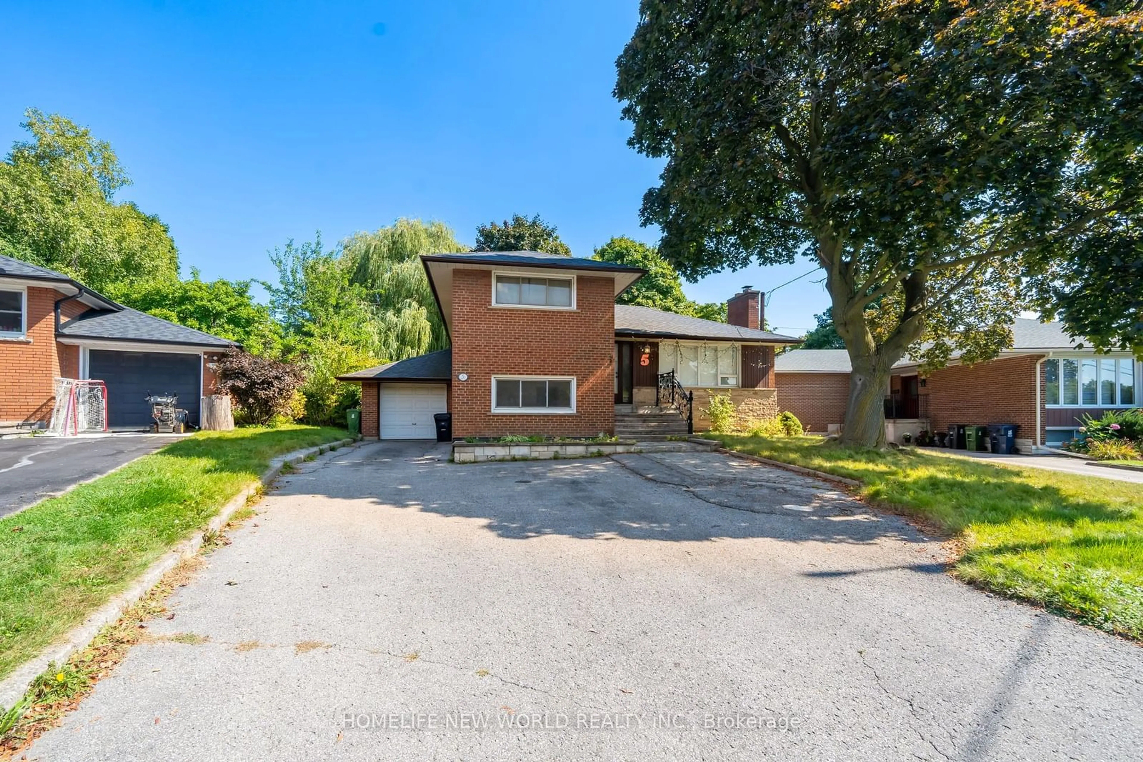 Frontside or backside of a home, the street view for 5 Coral Cove Cres, Toronto Ontario M3A 1G7