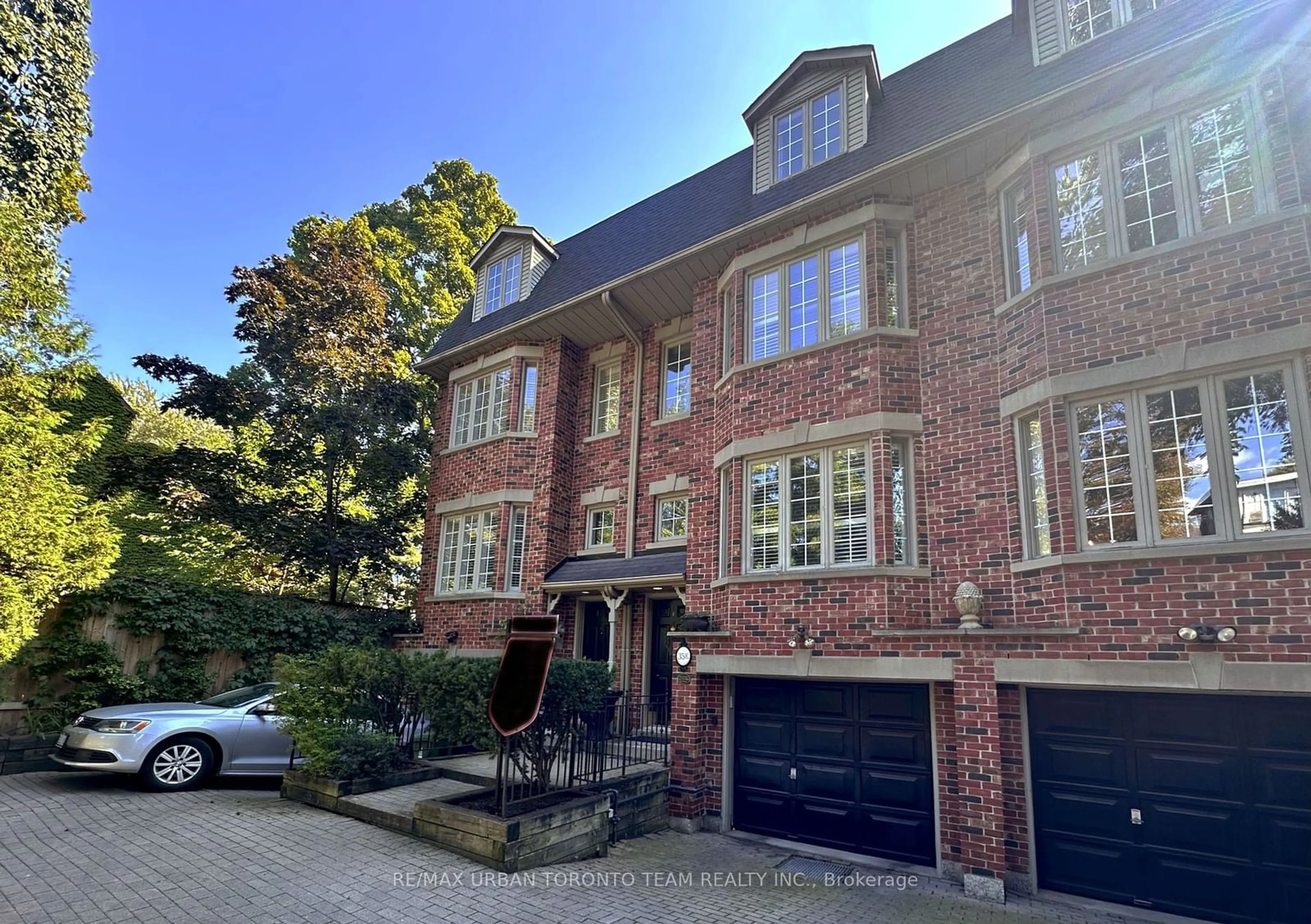 Home with brick exterior material for 35E Spruce St, Toronto Ontario M5A 2H8