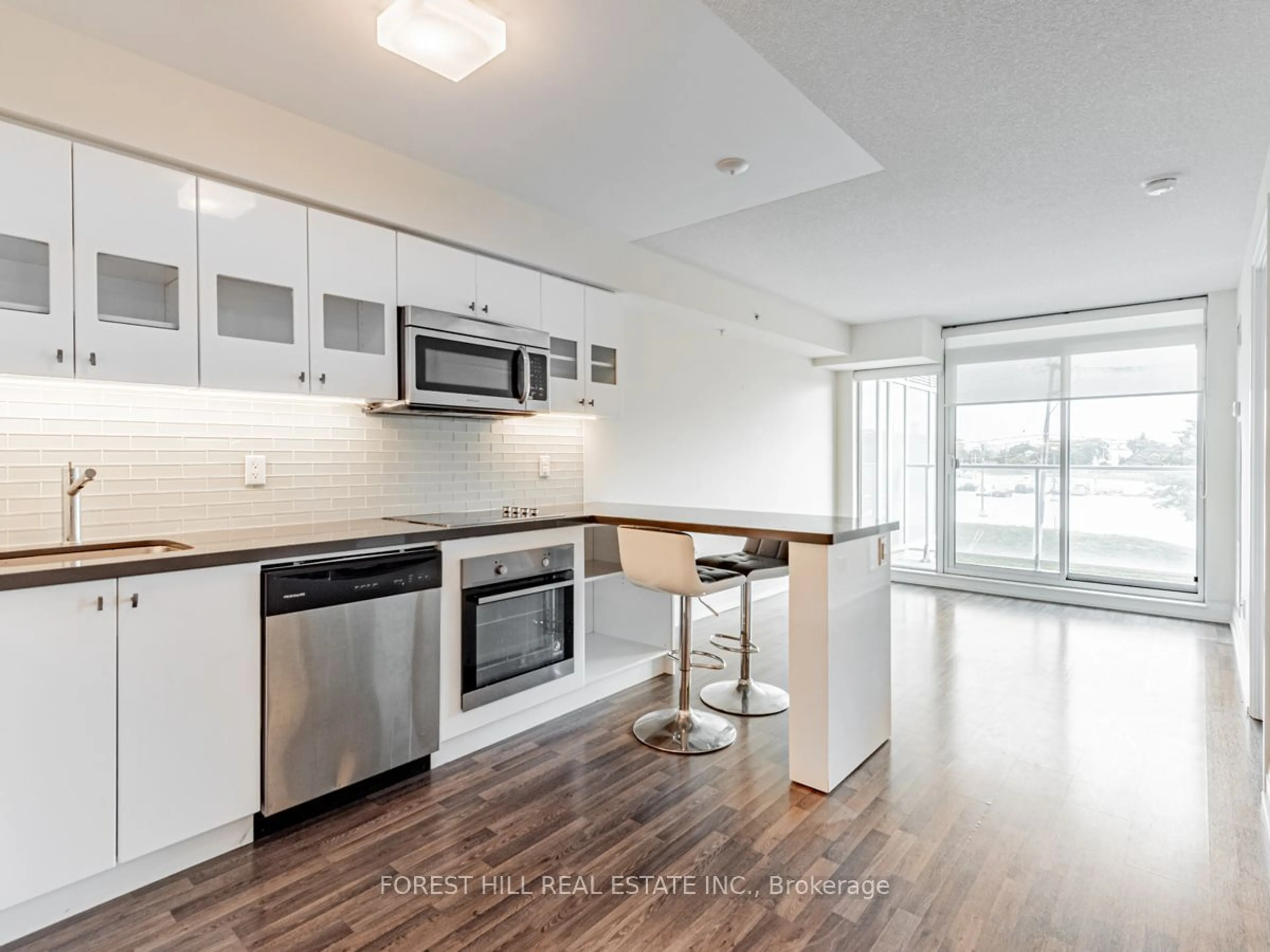 Standard kitchen for 555 Wilson Ave #E207, Toronto Ontario M3H 0C5