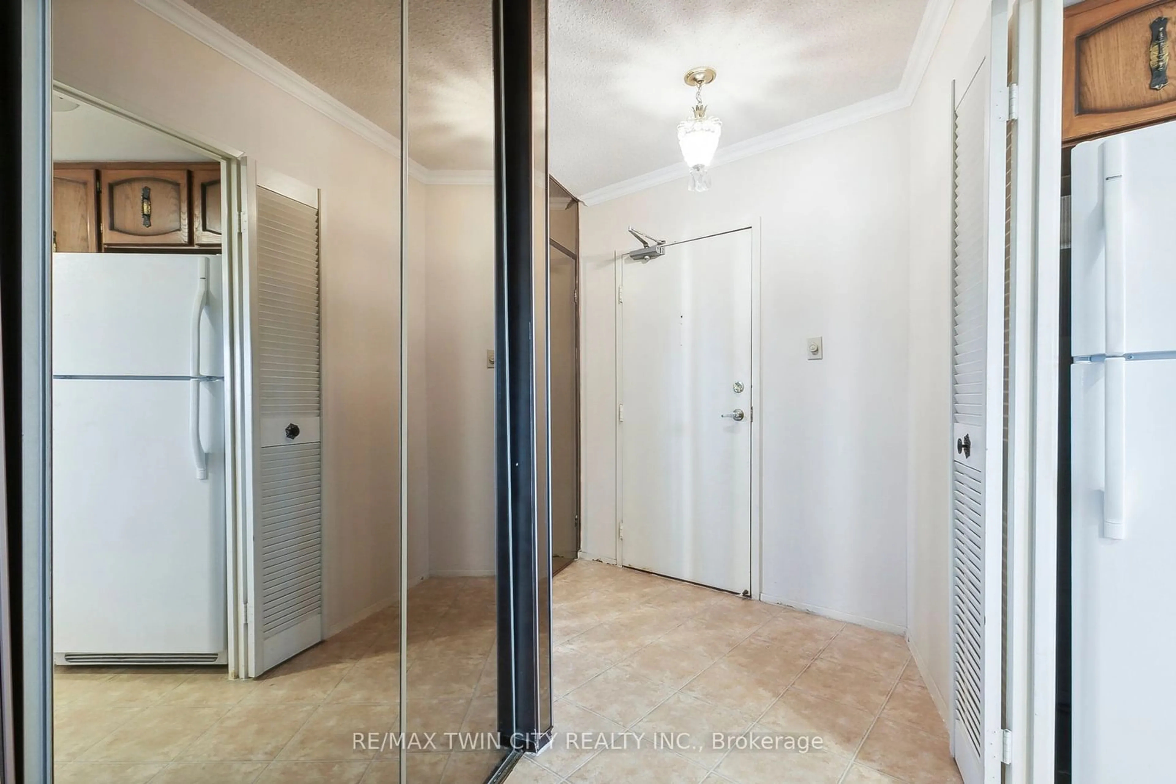 Indoor entryway for 3303 DON MILLS Rd #3503, Toronto Ontario M2J 4T6