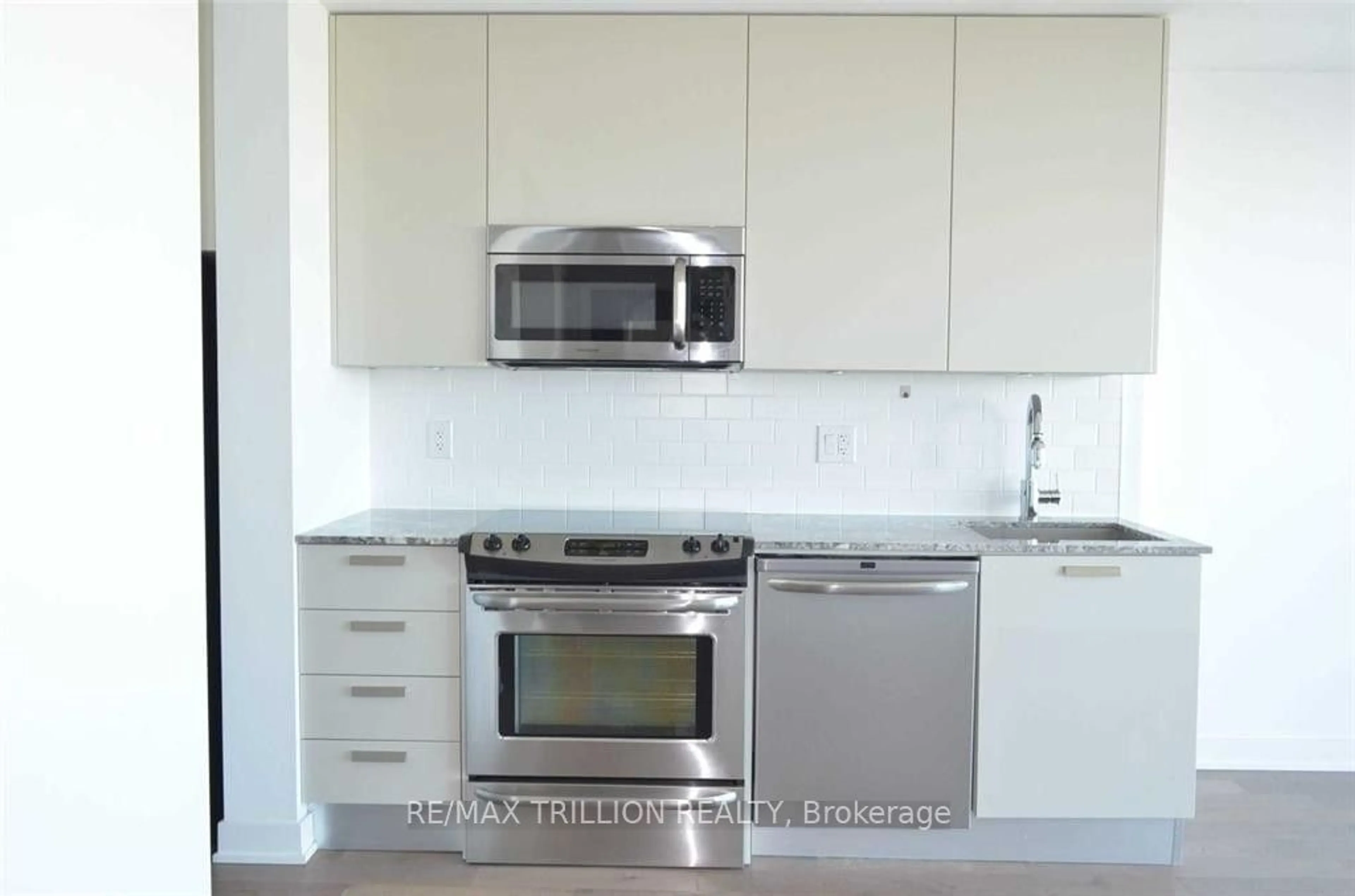 Standard kitchen for 1815 Yonge St #1807, Toronto Ontario M4T 2A4