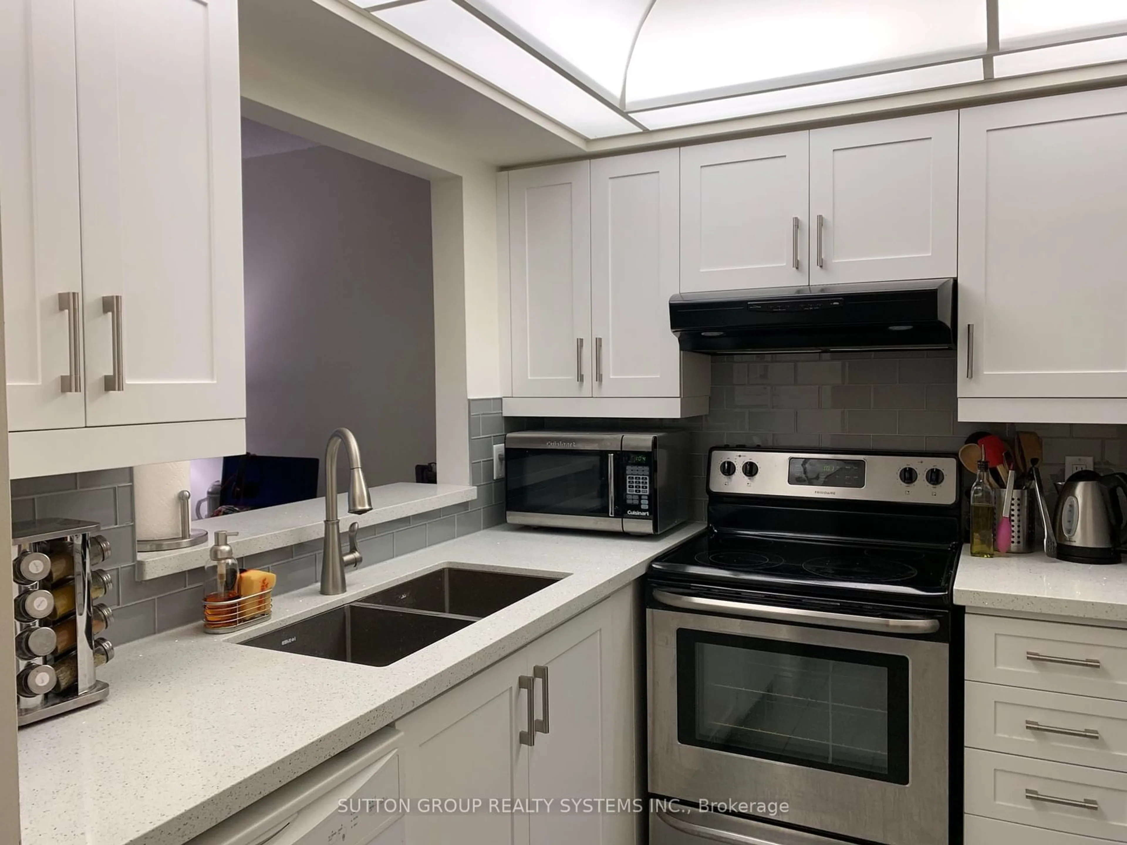 Standard kitchen for 5418 Yonge St #1703, Toronto Ontario M2N 6X4