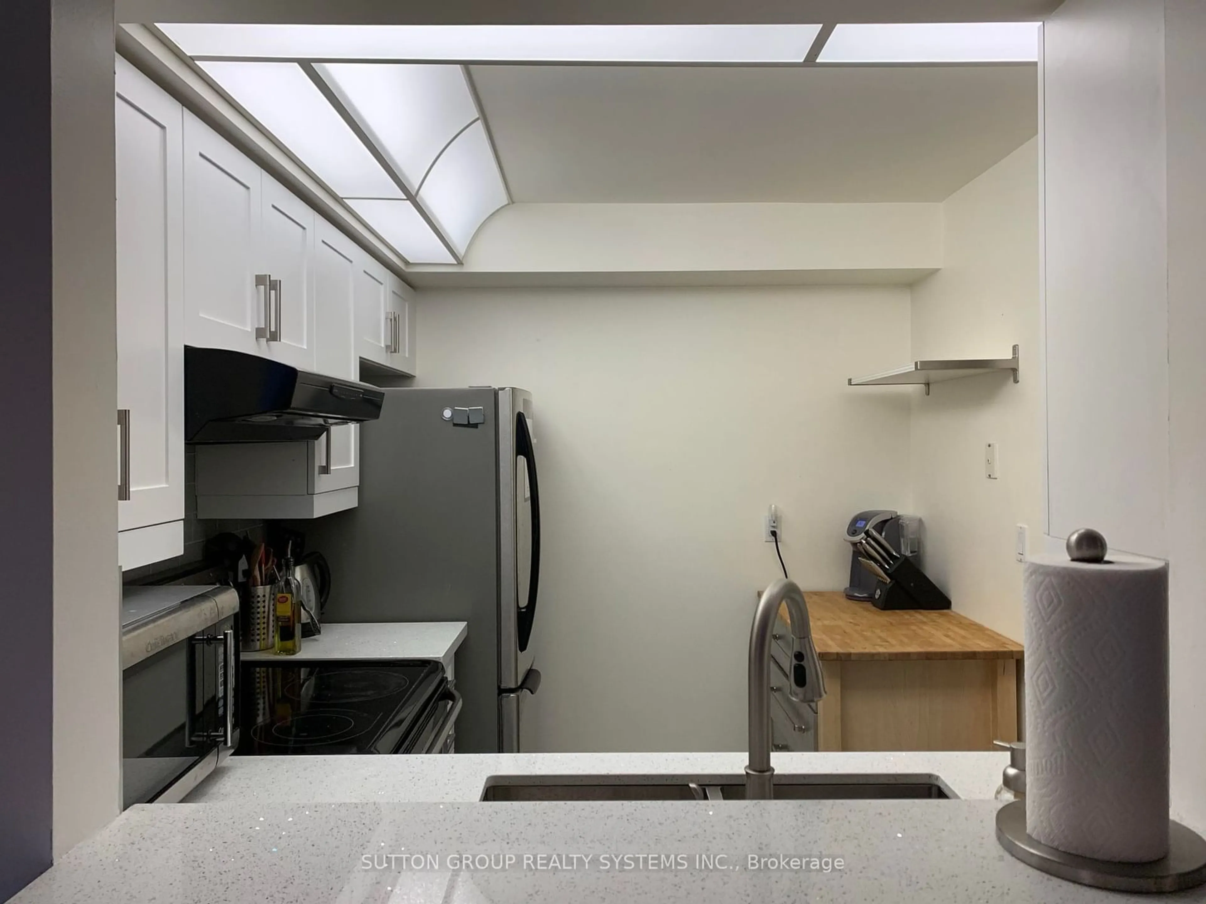 Standard kitchen for 5418 Yonge St #1703, Toronto Ontario M2N 6X4